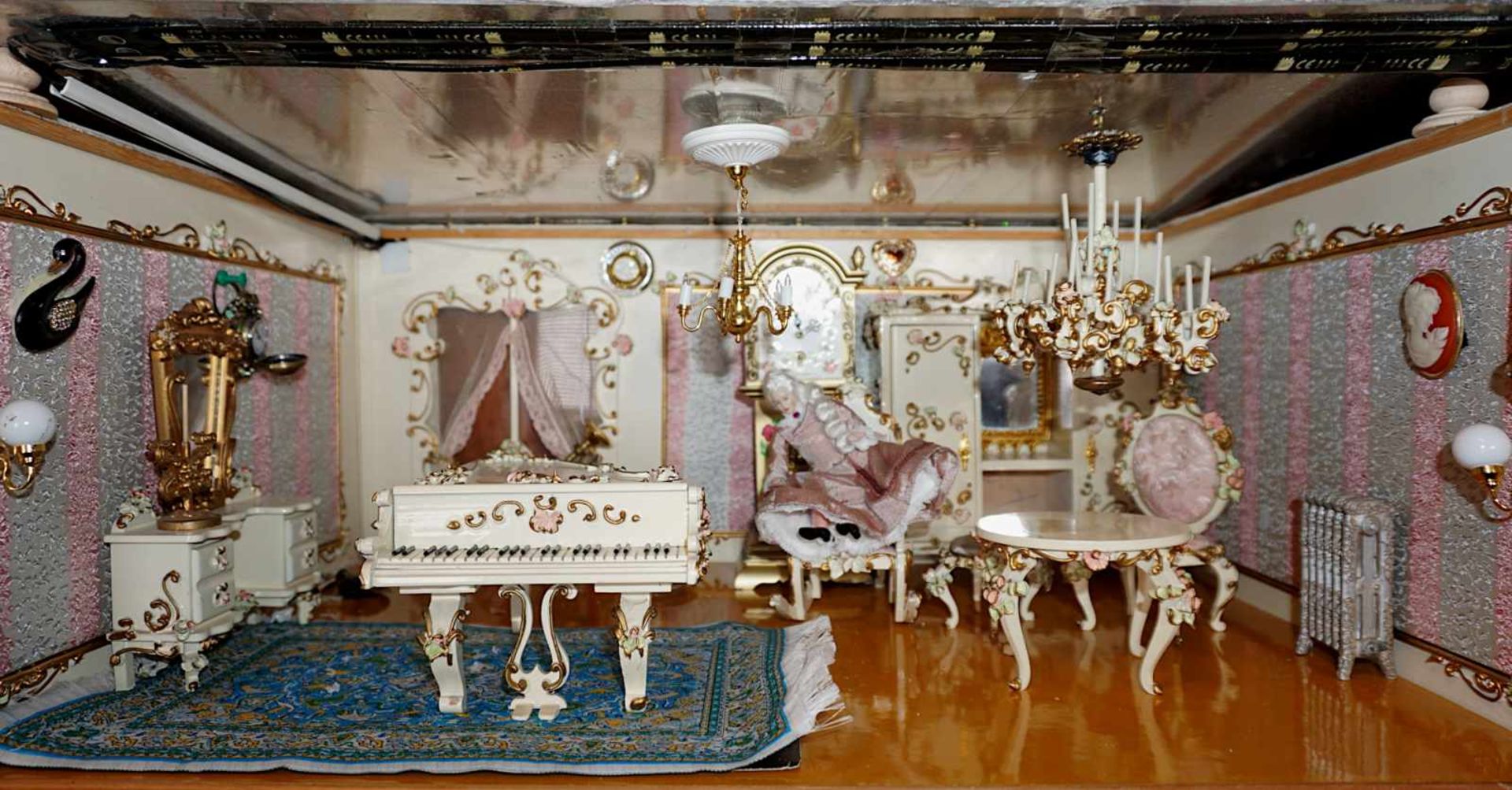 1 Konv. Puppenstuben-/möbel 20 Jh.mit versch. Einrichtungen wie z.B. Rokoko-Musiksalo - Bild 2 aus 3