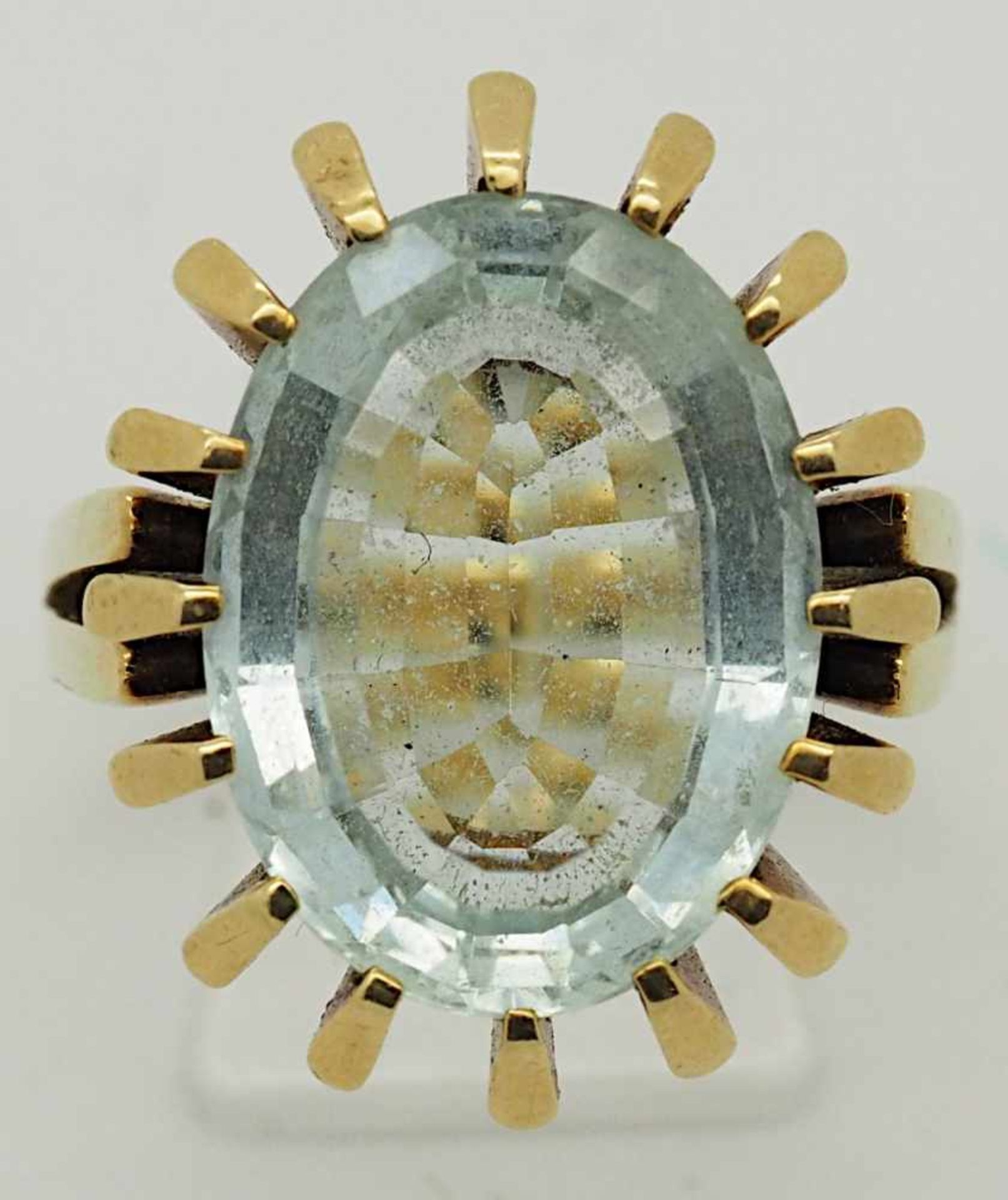 1 Damenring unleserlich gestempelt wohl GG 14ct., hellblauer Edelsteinca. Ringgröße