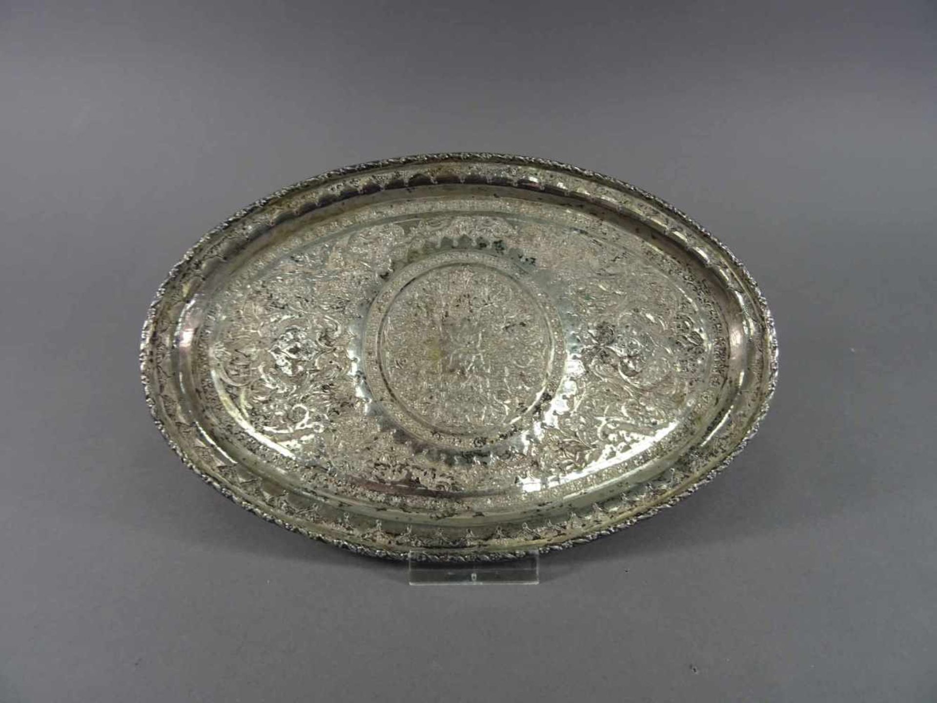 Tablett, 84 Silber, orientalischornamentiertes Gravurdekor, oval, L = 22 cm, ca. 239 g,