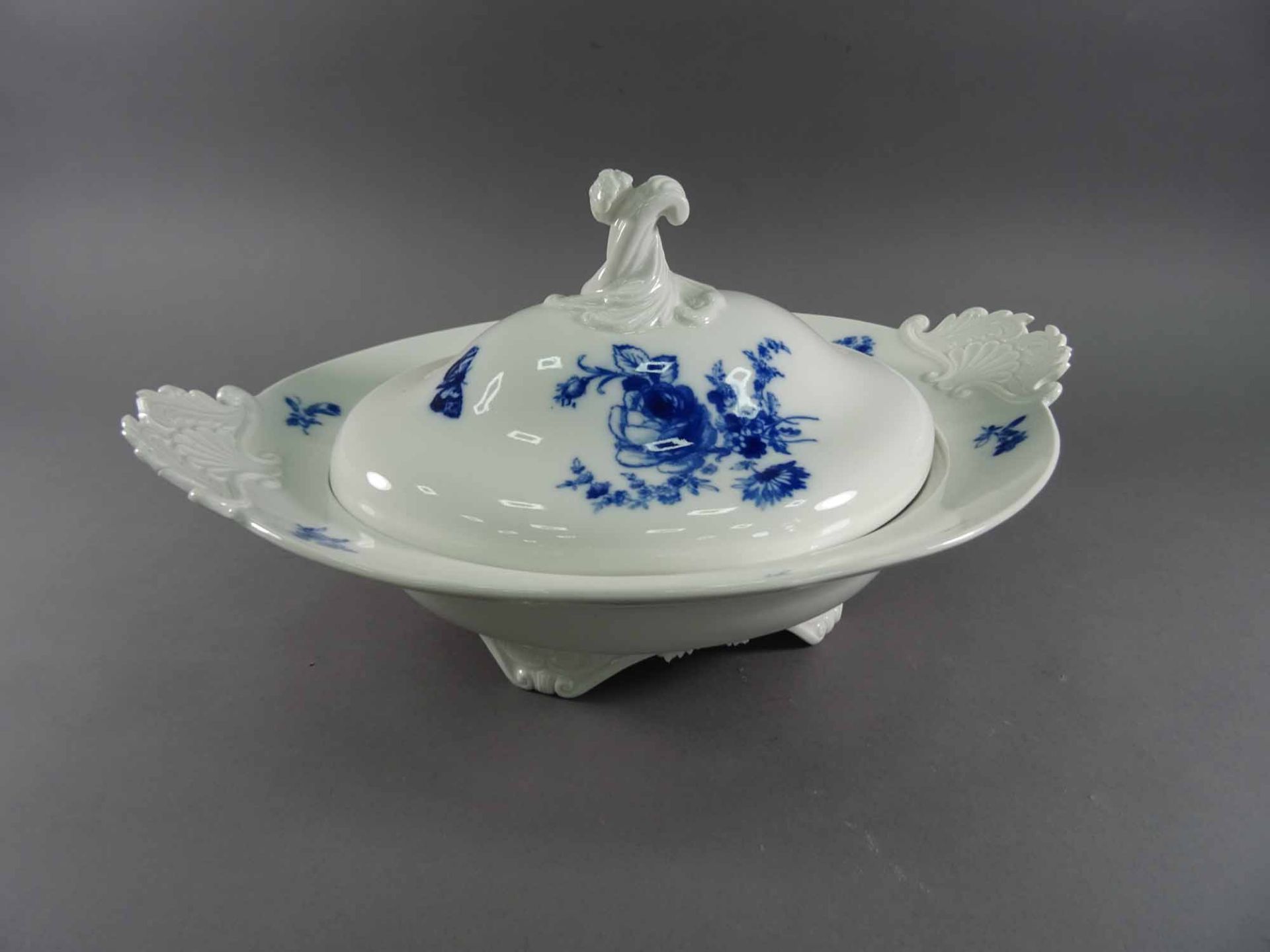 Deckelschale, Meissen, um 1900blaue Blume mit Insekten, L = 35 cm, Griff bestoßen, Brandrisse