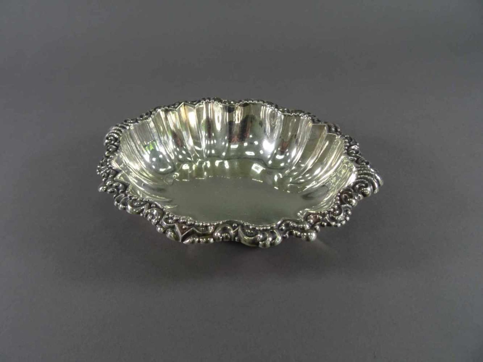 Schale, 800 Silber, Bruckmann & SöhneReliefrand, oval, L = 17 cm, ca. 85 g, Kratzspuren