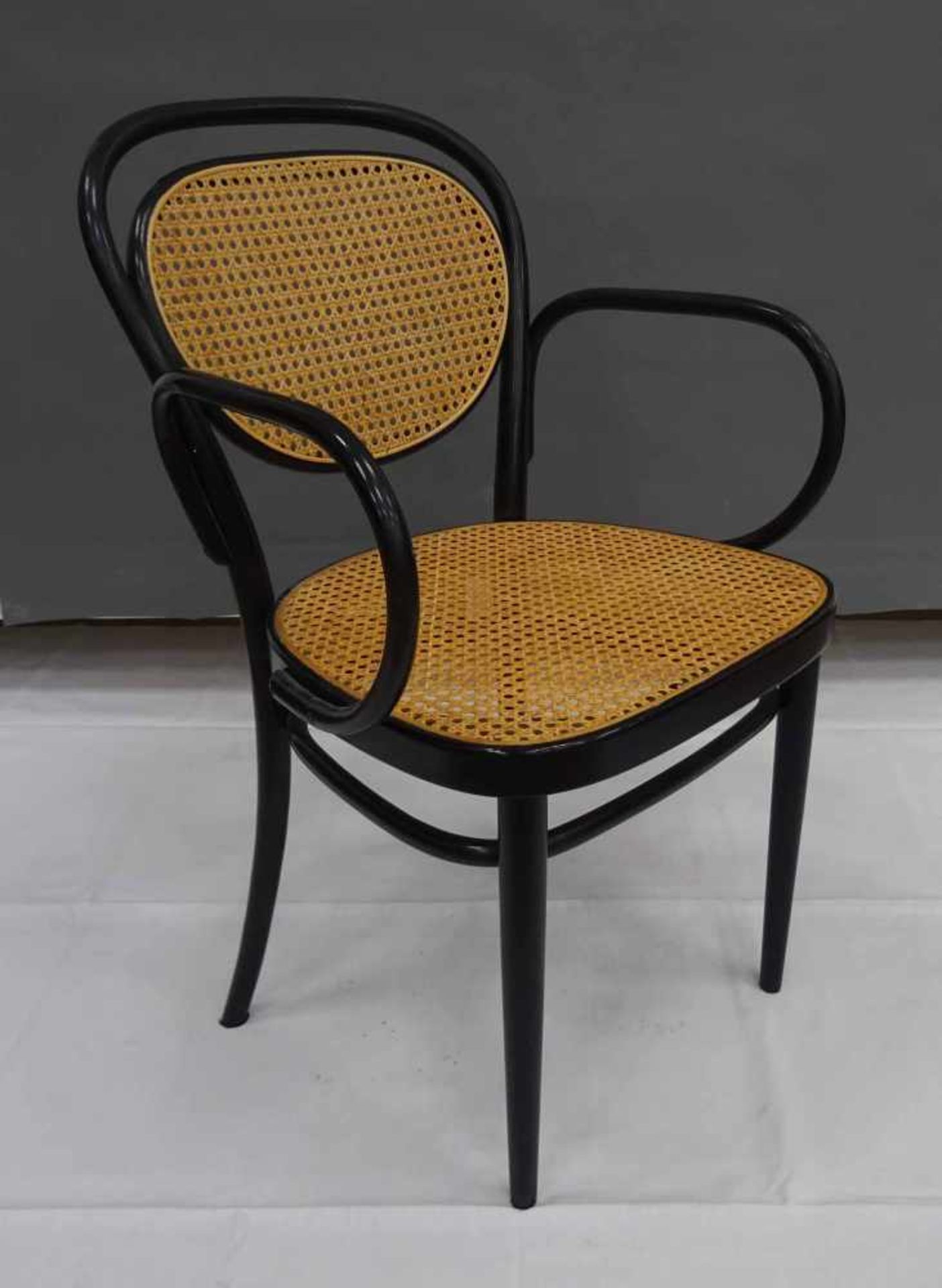 Armlehnstuhl, Thonet 99schwarz lackiertes Bugholz, Rohrgeflechtsitz und -rücken, H = 83 cm,