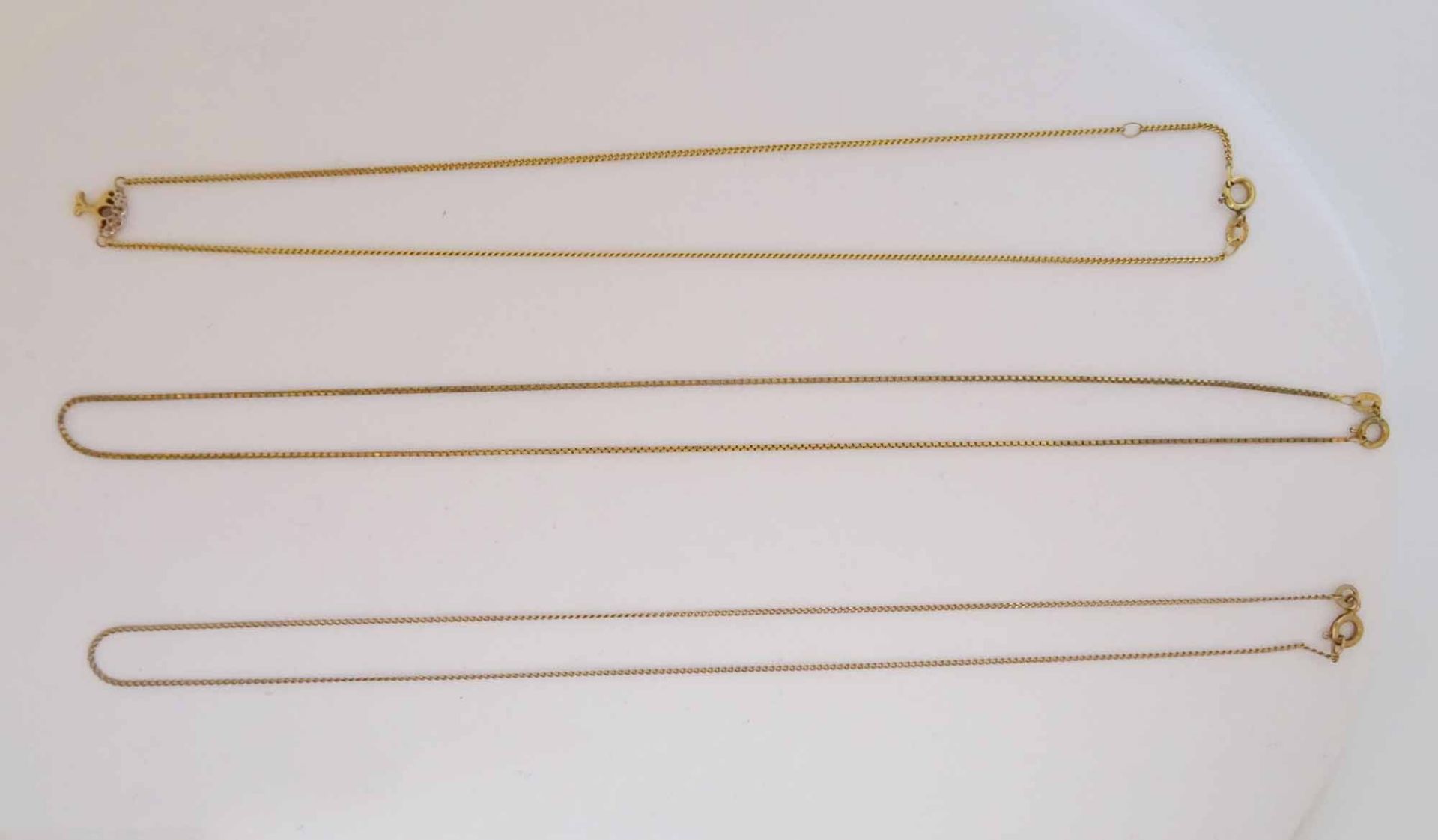 Drei Collierketten, 333 GGL = 40, 43 und 44 cm, ca. 6,5 g