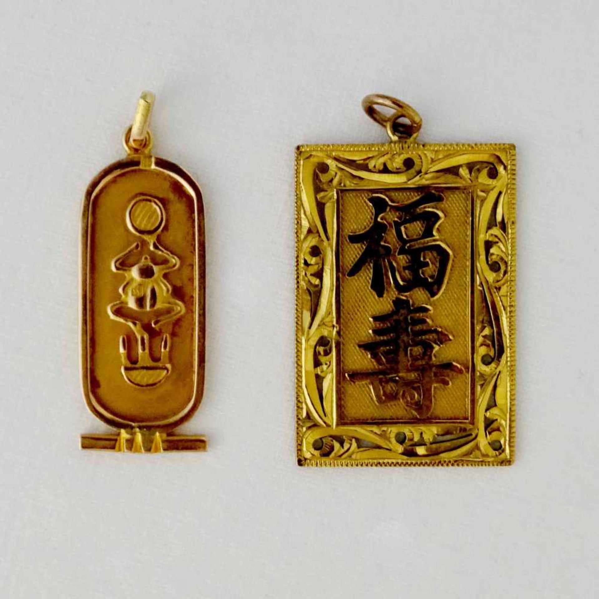 Anhänger, 14 K GGca. 3,1 g, und Anhänger, 8 K GG (punziert 14 K), ca. 5,4 g, mit chinesischer