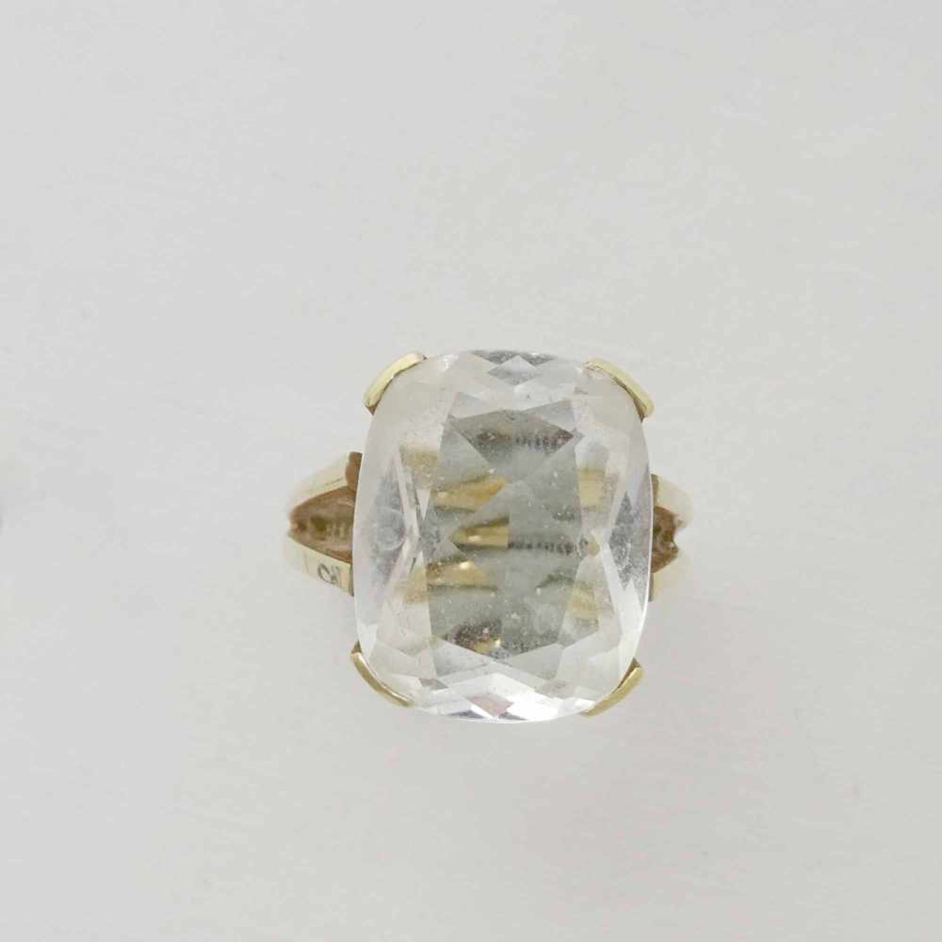 Ring, 585 GGbesetzt mit einem facettierten Bergkristall, RW 53, ca. 6,7 g, Gebrauchsspuren