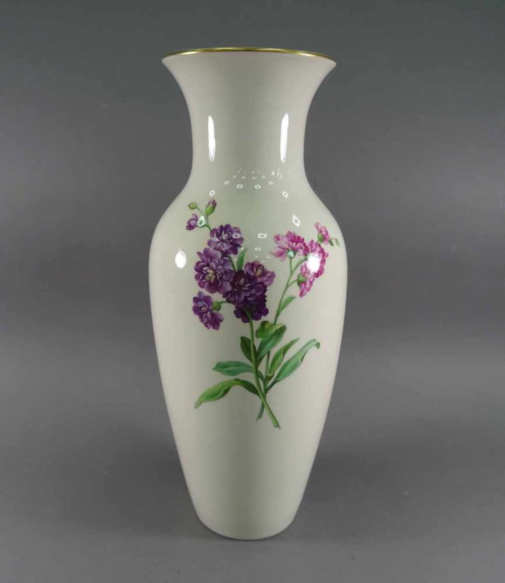 Vase, KPM Berlinmit Blumendekor und Goldrand, H = 39,5 cm