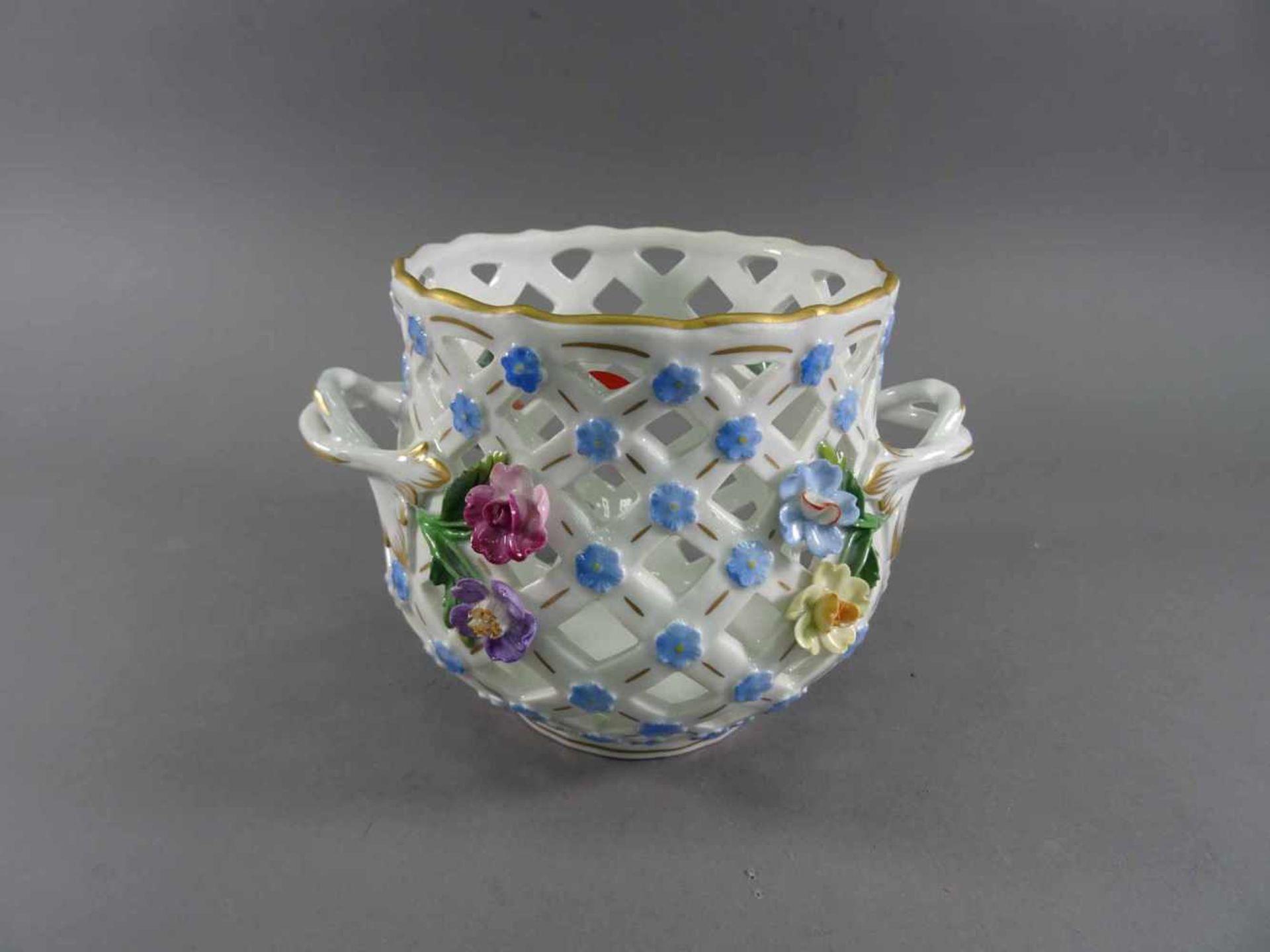 Cachepot, PotschappelDresden, floral durchbrochen gearbeitet, Golddekor, H = 13 cm, plastische