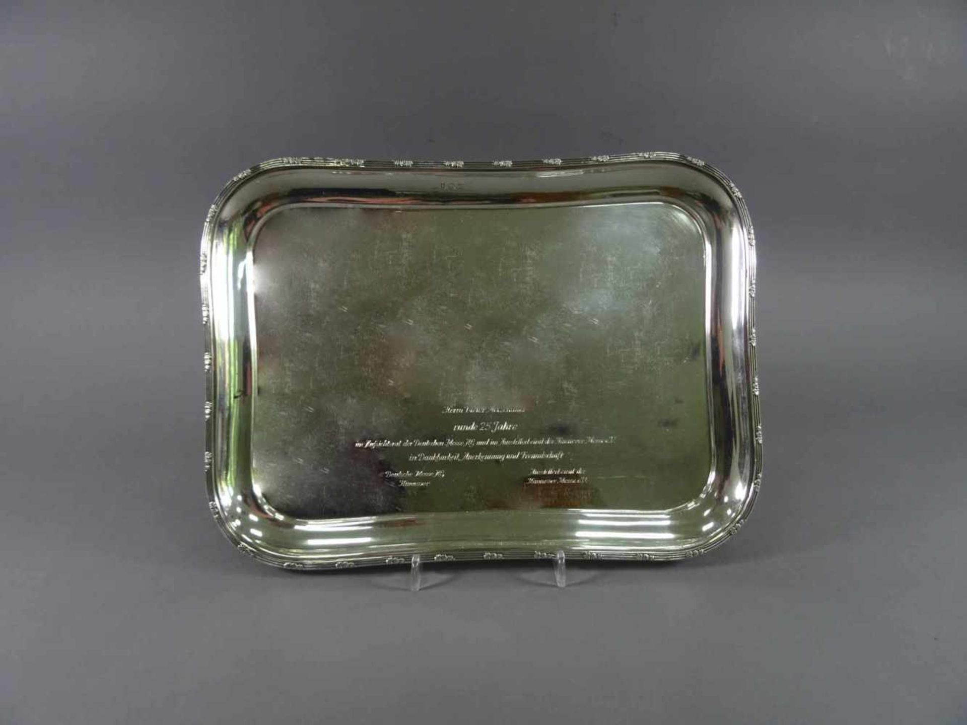 Tablett, Sterlingsilber, Birmingham 1911Widmung, 22 x 30 cm, ca. 480 g, Kratzspuren