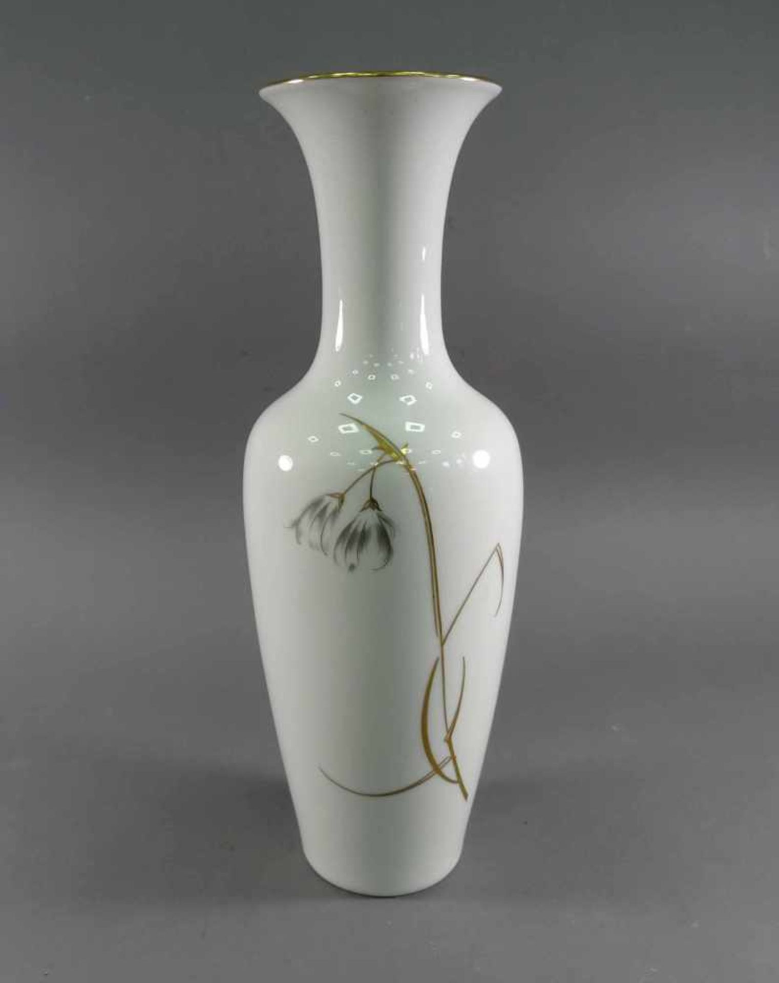 Vase, KPM Berlinmit floralem- und Golddekor, H = 34 cm