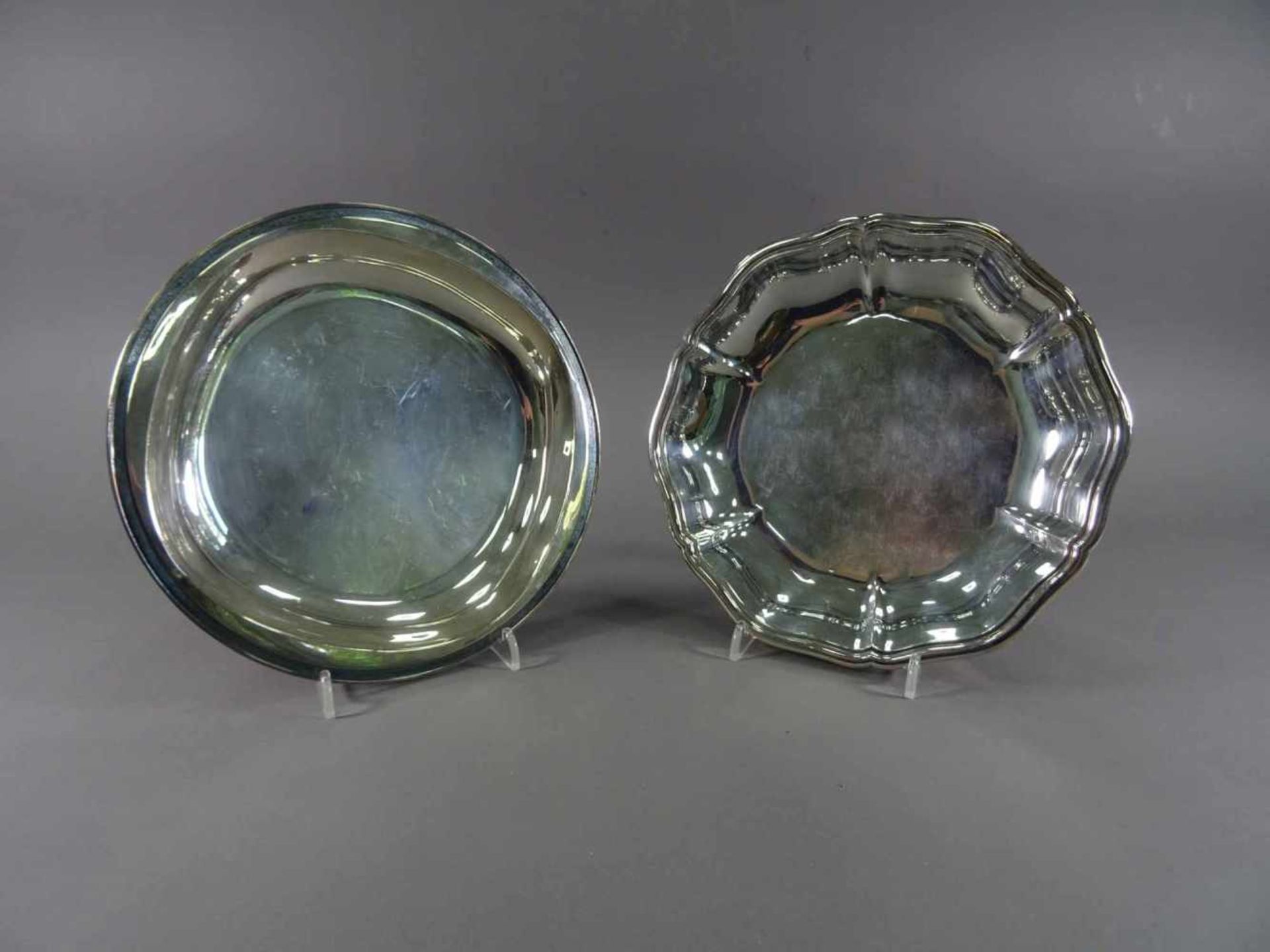 Zwei Schalen, 925 bzw. 835 SilberJakob Grimminger, bzw. Wilkens, D = je 20,5 cm, zus. ca. 327 g,