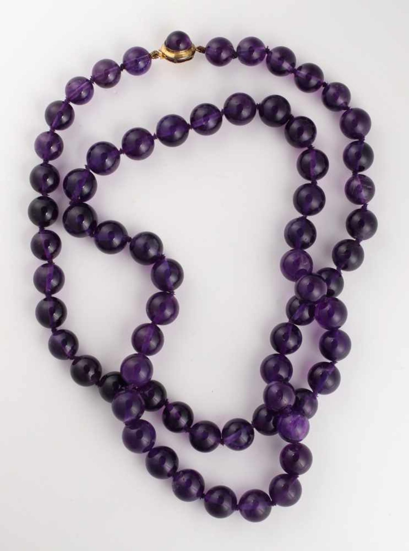 Collier, aus 66 Amethystkugeln