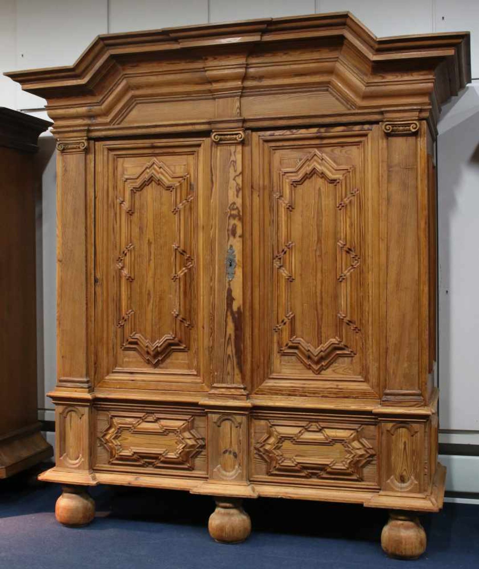 Barockschrank, mit Pilastern