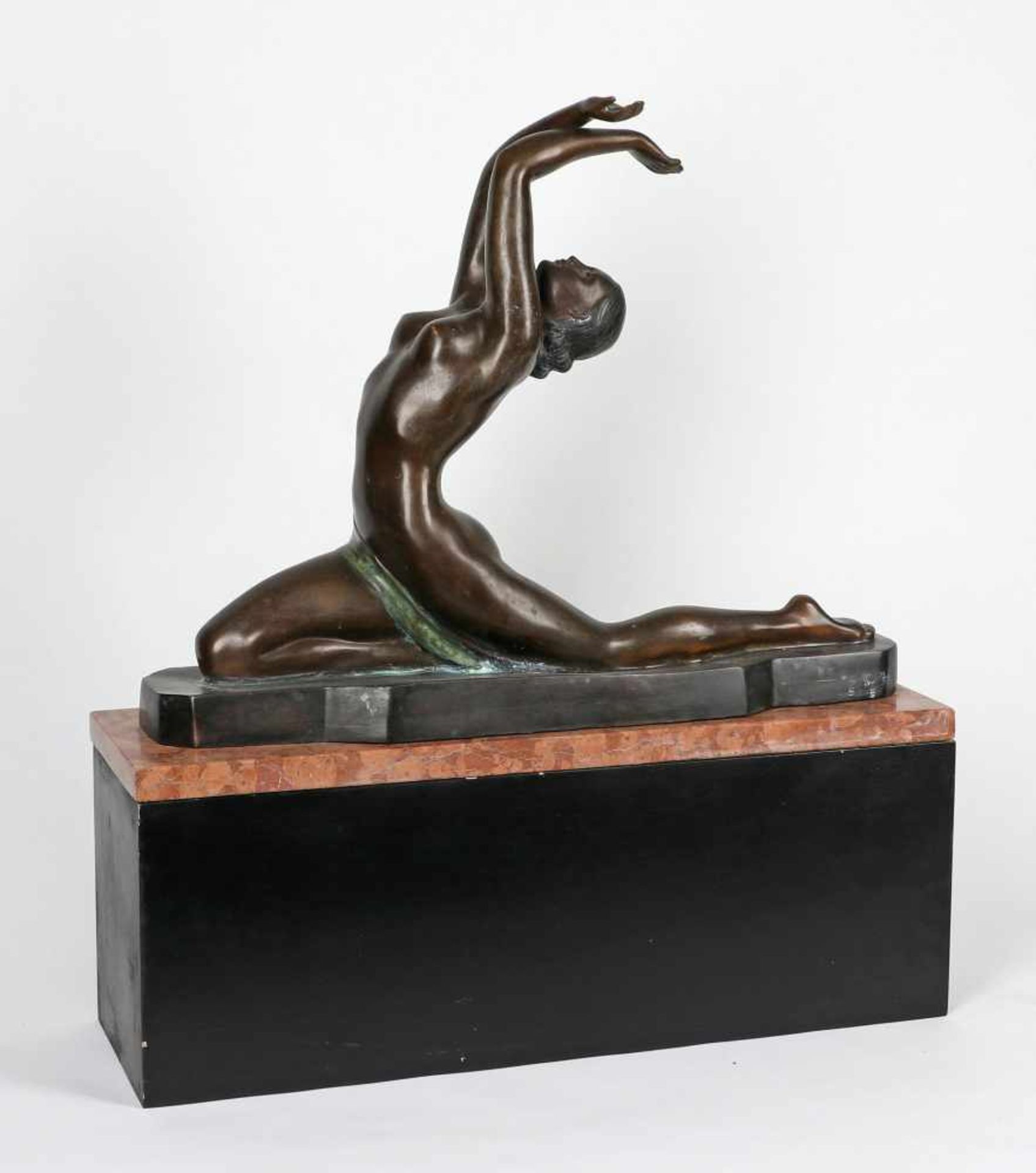 Unbekannter Künstler, Art Deco-Stil'Akt-Tänzerin', Bronze, rote Marmorplinthe, 55 x 7