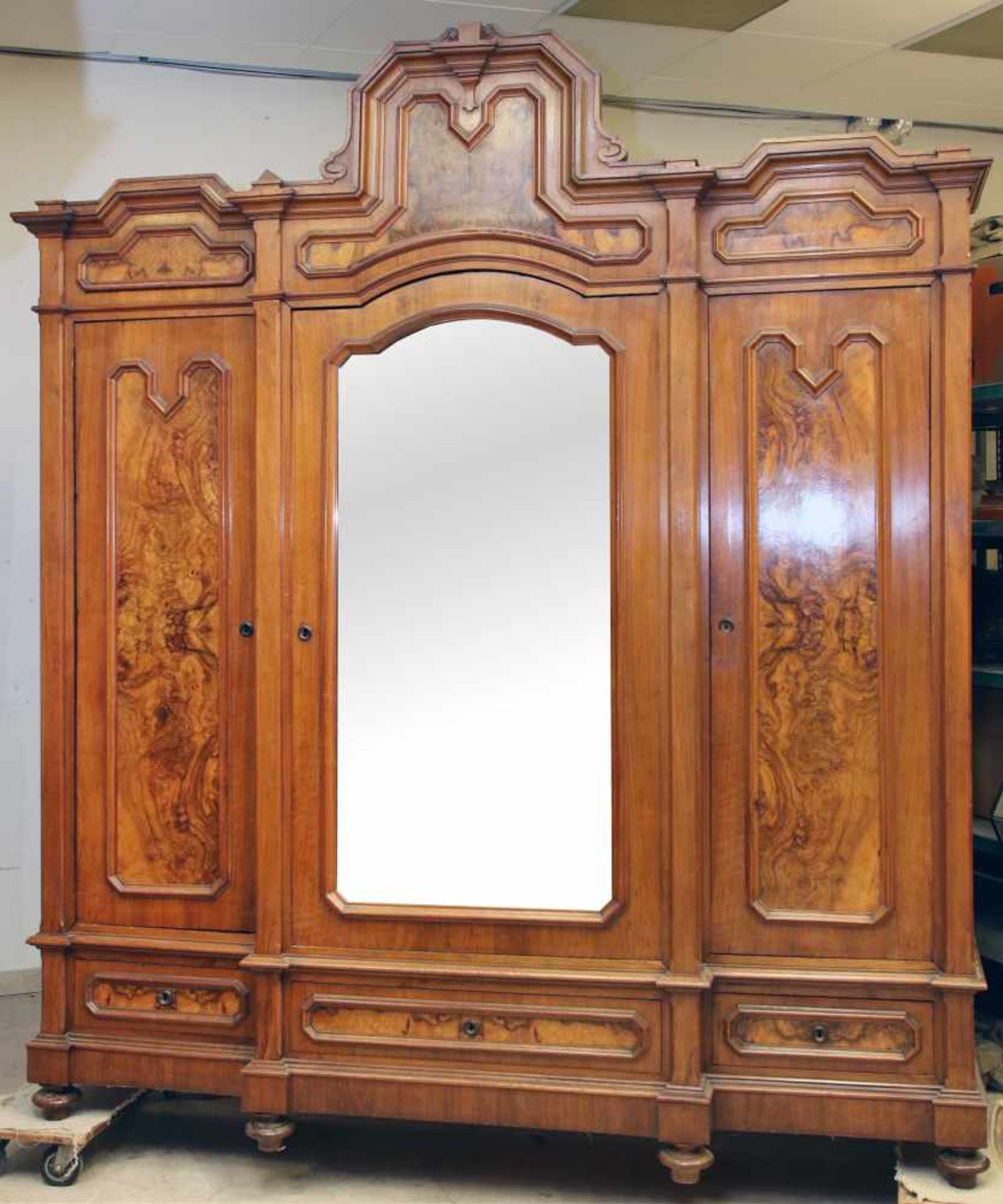 Garderobenschrank, um 1900Nussbaumholz und Nussbaumwurzelholz, dreitürig, davon eine mit S