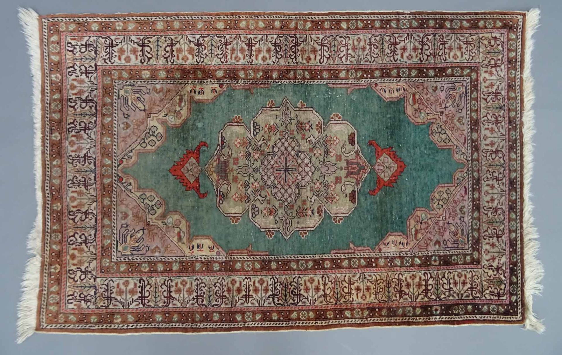 Pakistan, 133 x 88 cmLichtschaden, fleckig, ungleich abgetreten (FA507-278)