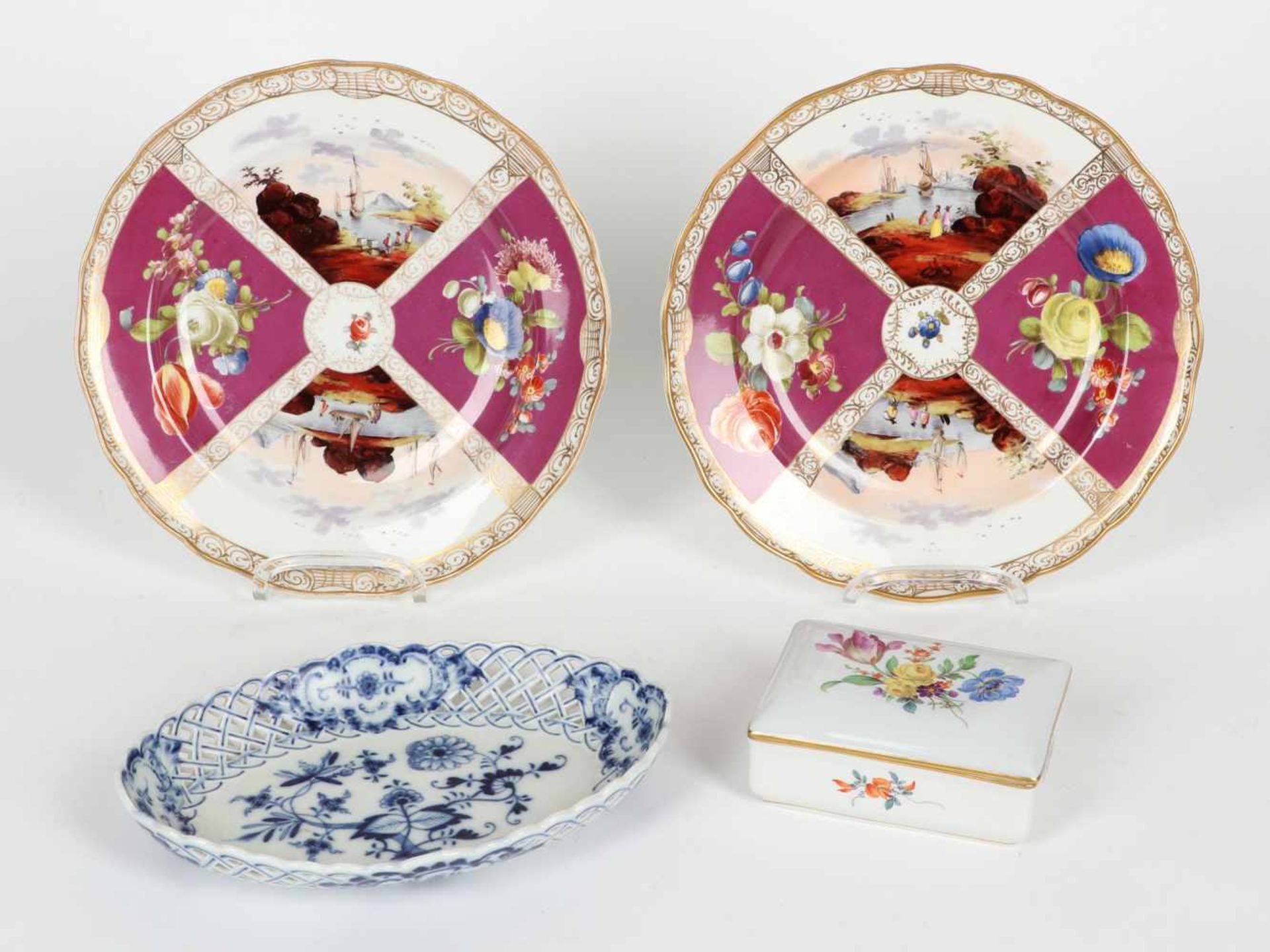 Zwei Teller, Meissen, 19.Jh.Spiegel mit Kauffahrteiszenen bzw. Blumenbouquet auf purpur