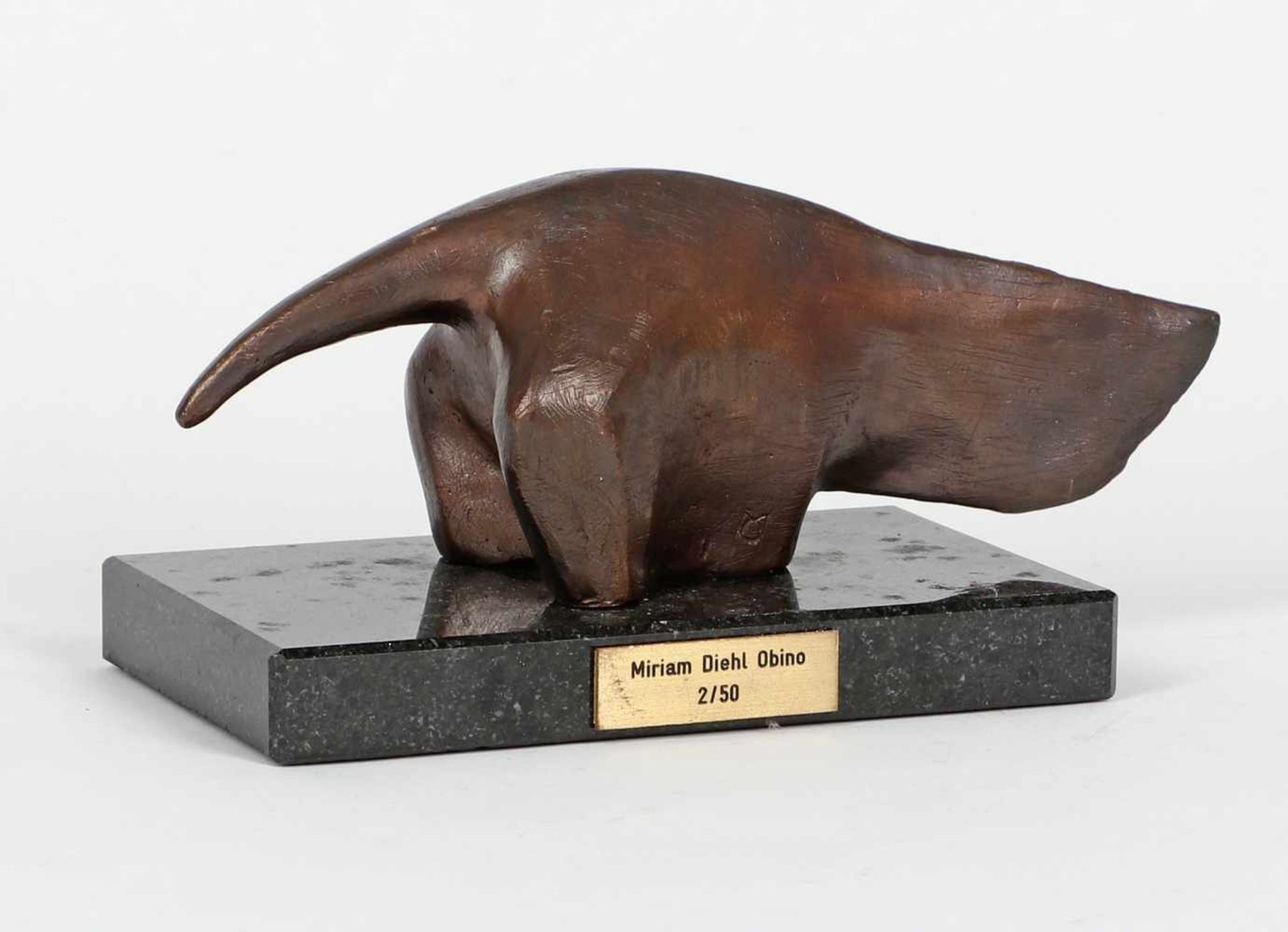 Miriam Diehl Obino, mon.'Ameisenbär', Bronze, 2/50, auf Marmorsockel, L = 21,5 cm (Fi)