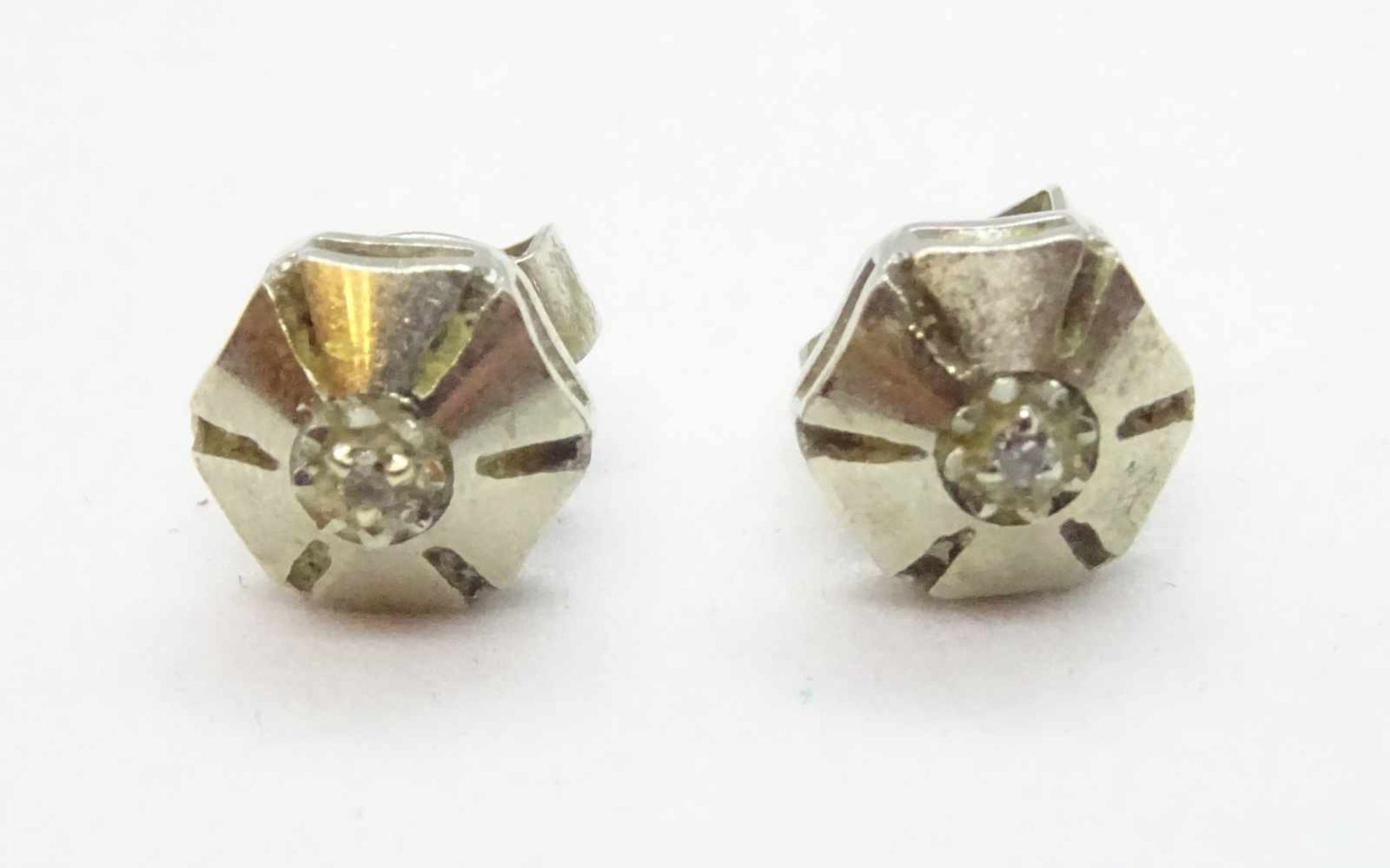 Paar Ohrstecker, 585 WGbesetzt mit je einem Diamant im 8/8-Schliff von zus. ca. 0,01 ct., <