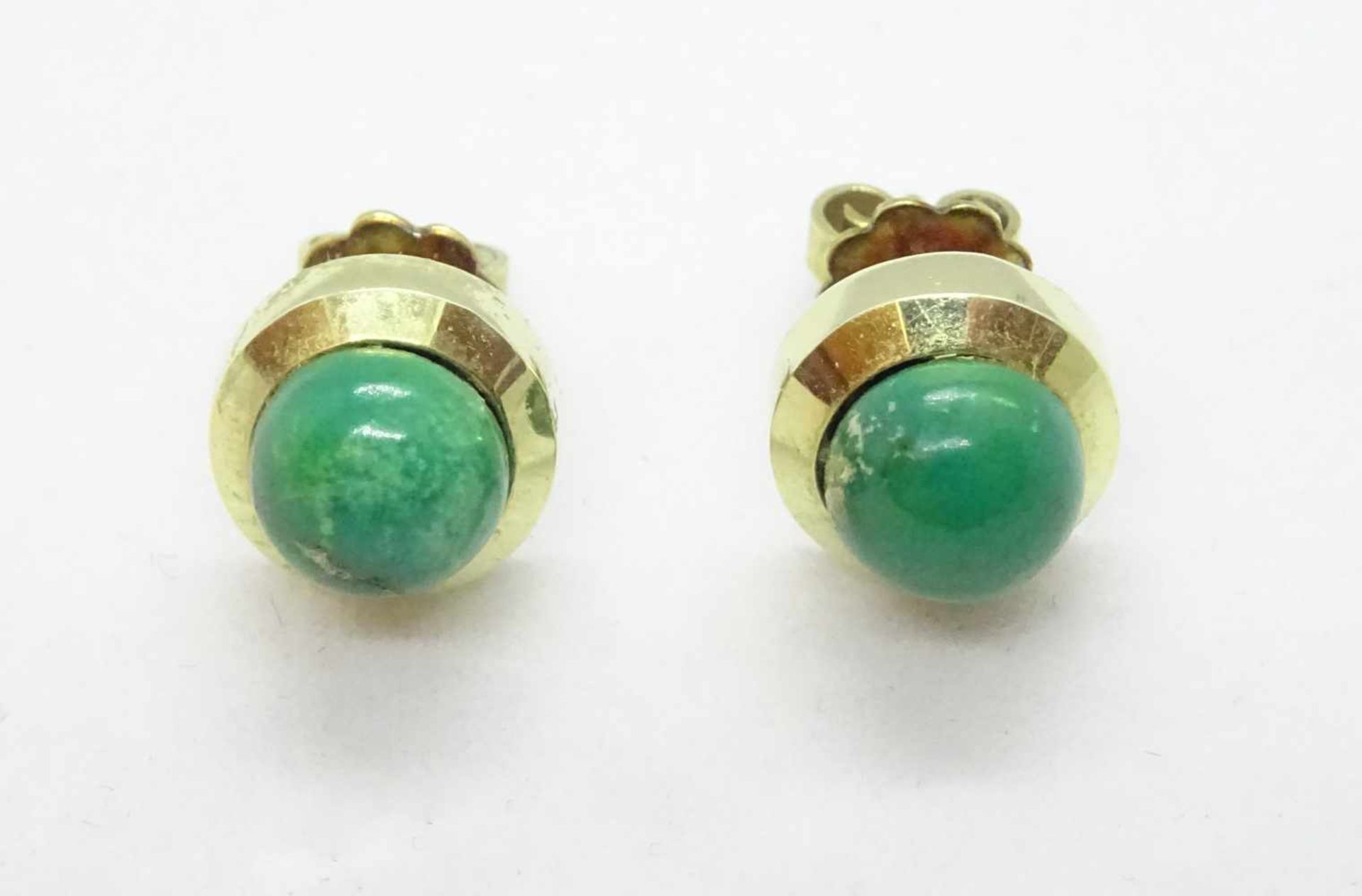 Paar Ohrstecker, 14 K GGbesetzt mit je einem Jade-Cabochon, ca. 3,5 g