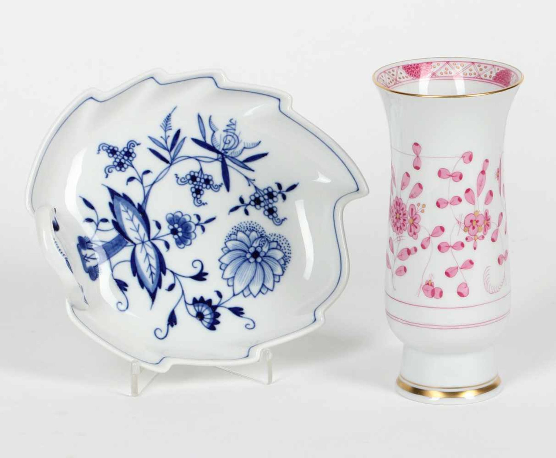 Meissen, wie:Vase, Indisch Purpur, H = 18 cm; Blattschale, Zwiebelmuster, L = 19 cm <br