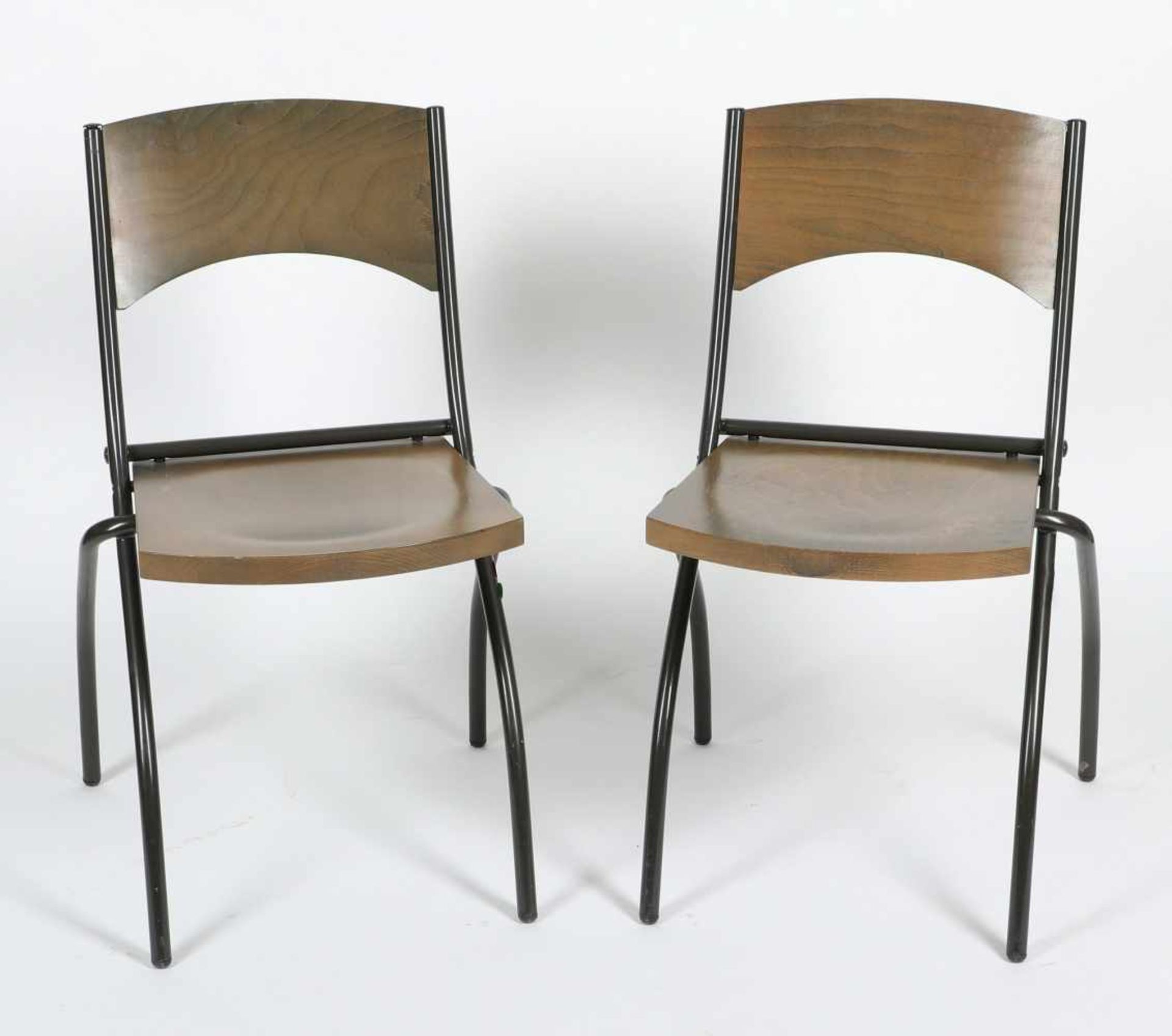 Zwei Stühle mit KlappsitzenFlyline, Metall und Schichtholz, H = 77 cm, Gebrauchsspuren <br