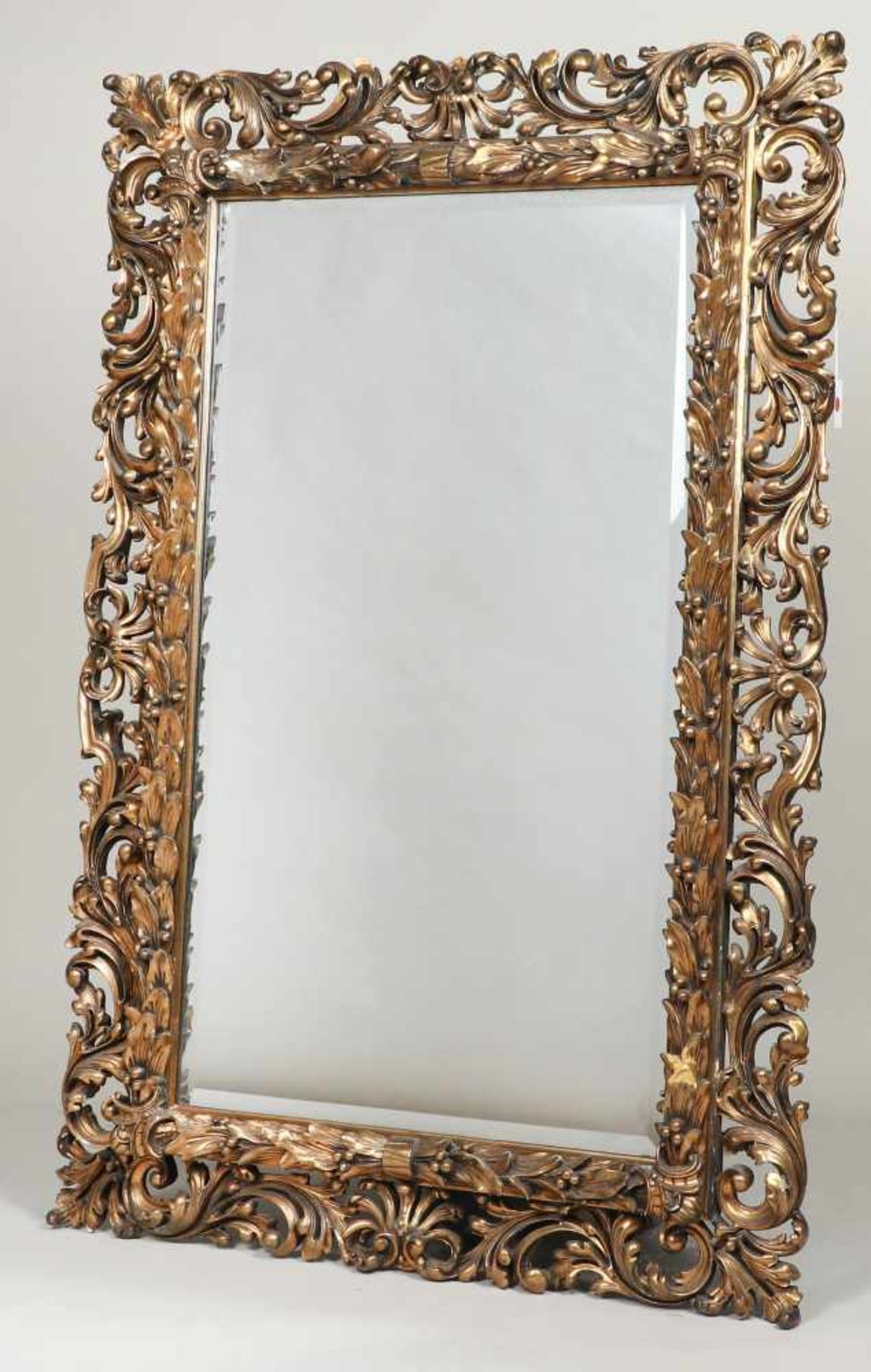 Spiegel, mit durchbrochenem BarockstilrahmenLorbeerrelief, Facetteglas, 158 x 102 cm, unvol