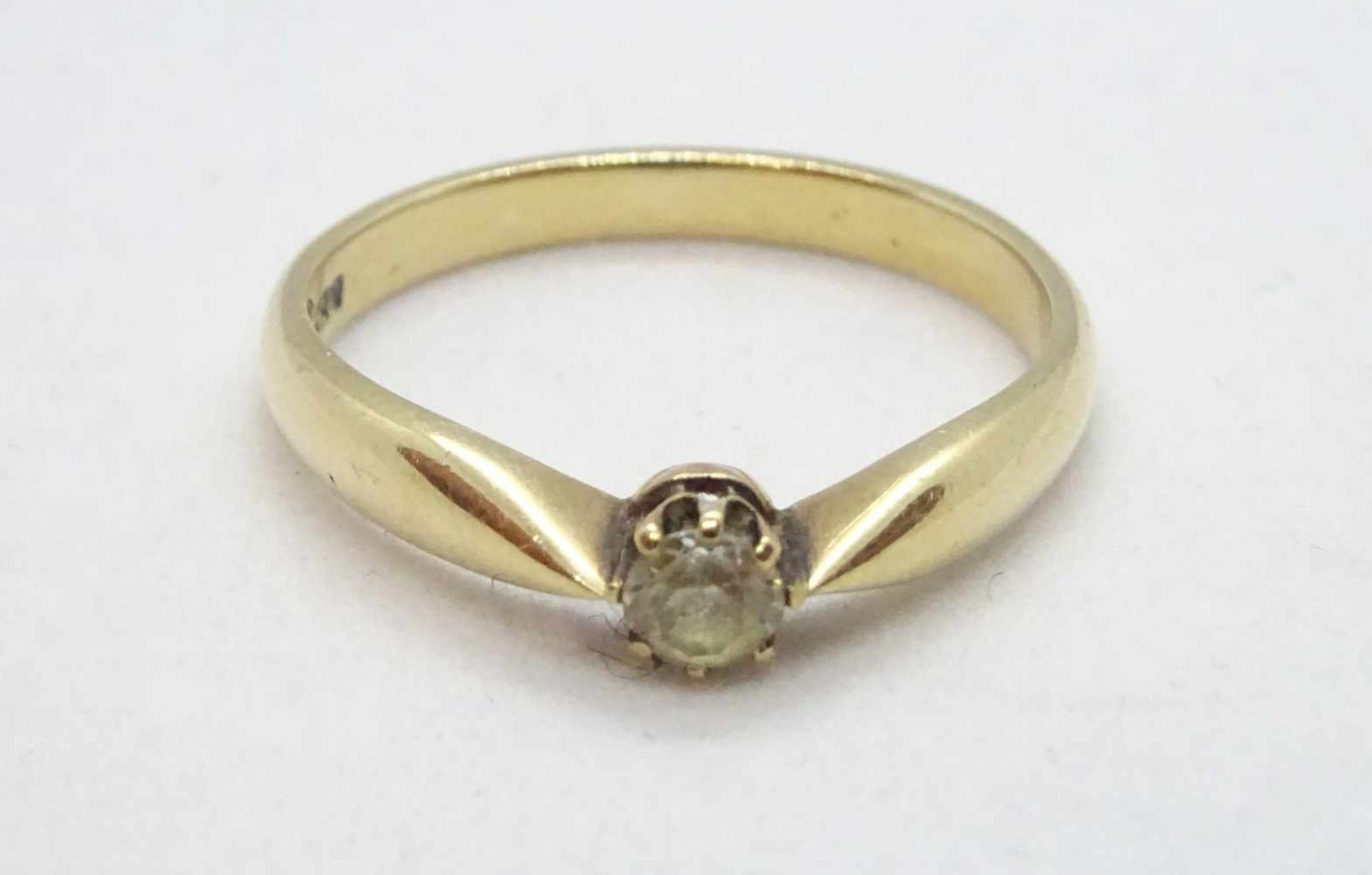 Ring, 585 Roségoldbesetzt mit einem rund-facettierten weißen Saphir, RW 54, ca. 2,6 g