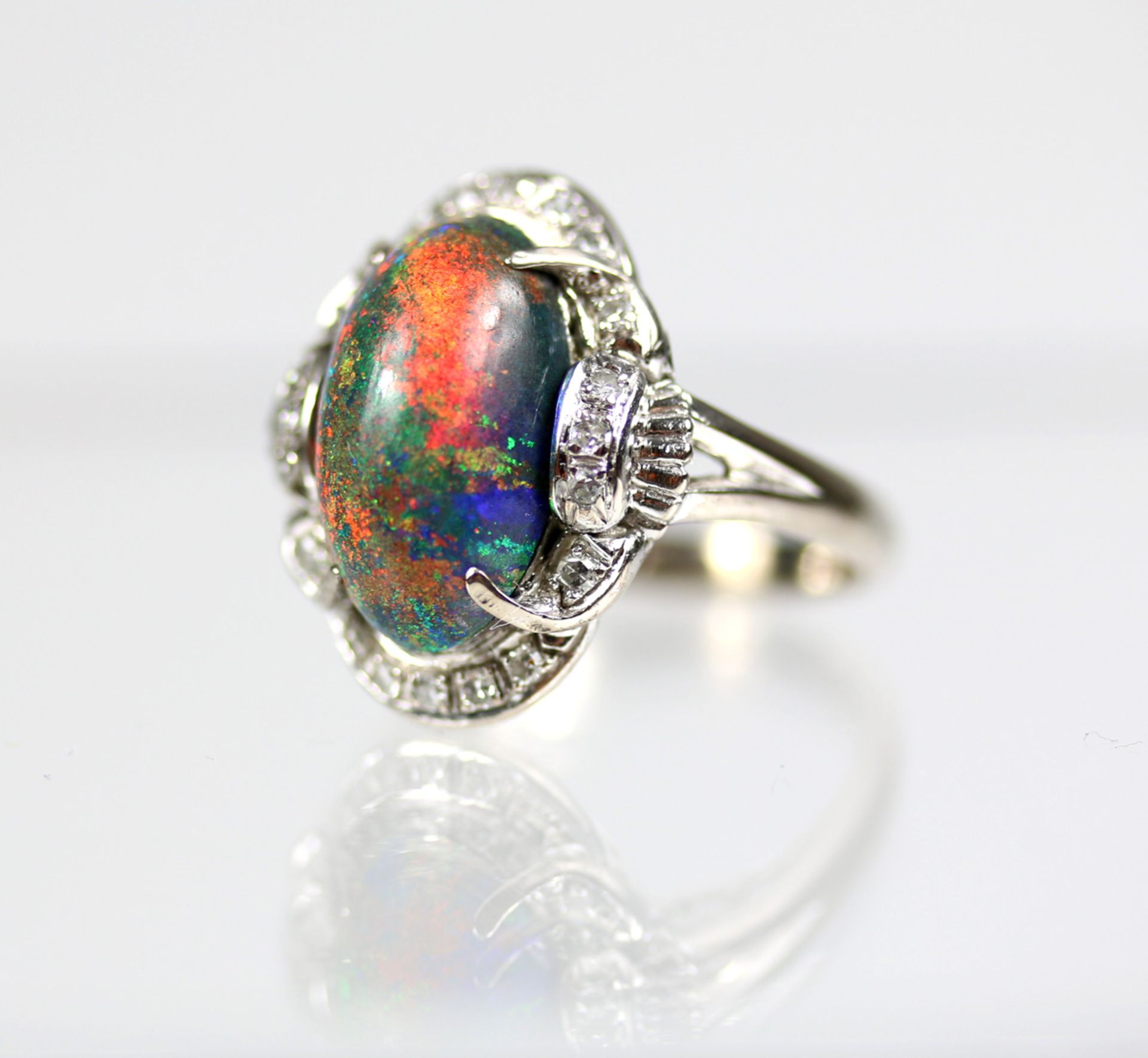 Ring mit Opal und Diamanten