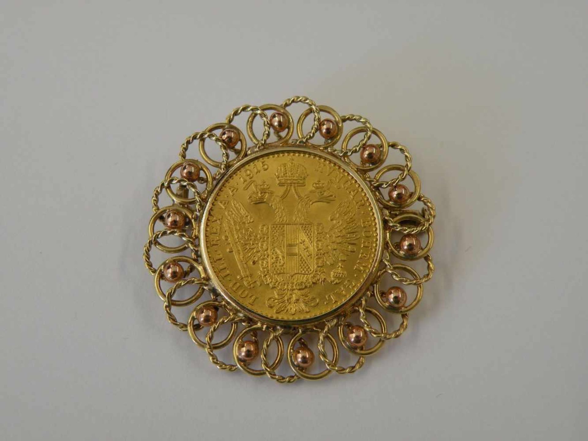 Brosche mit Goldmünze, Fassung 585 Gold, Münze 900 Gold, Gesamtgewicht ca. 8 g