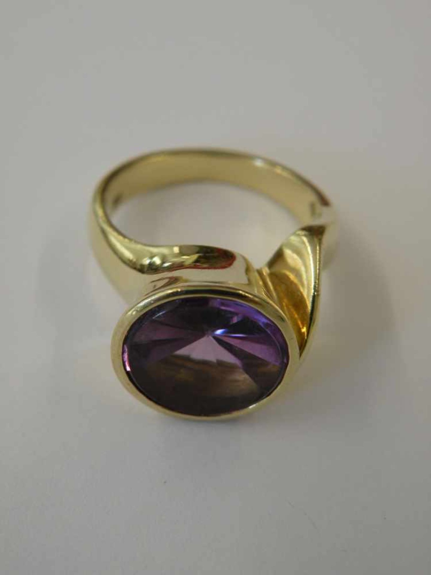 Damenring 585 Gold, besetzt mit 1 Amethyst, ca. 11 g