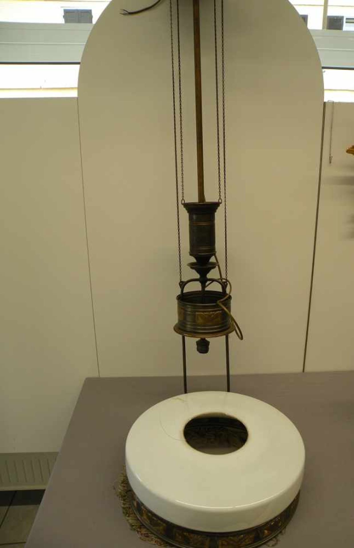 Hängelampe mit verstellbarem Zug, um 1900, Lampenschirm mit Beschädigung, 118 cm hoch