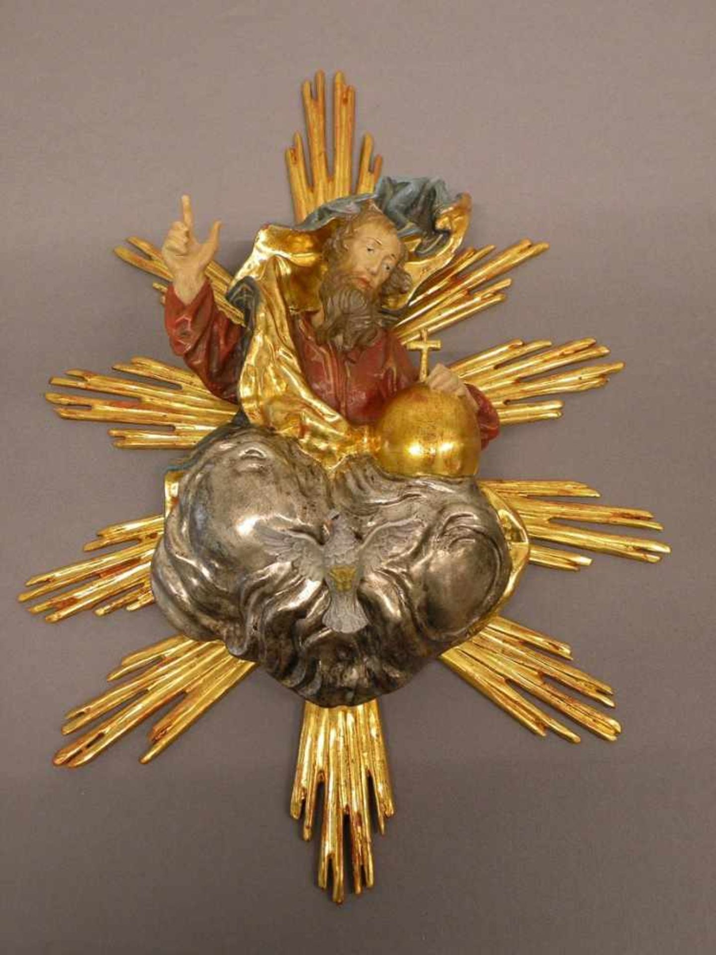 Geschnitzte Heiligenfigur mit Strahlenkranz gefaßt und blatt vergoldet, 37x50 cm