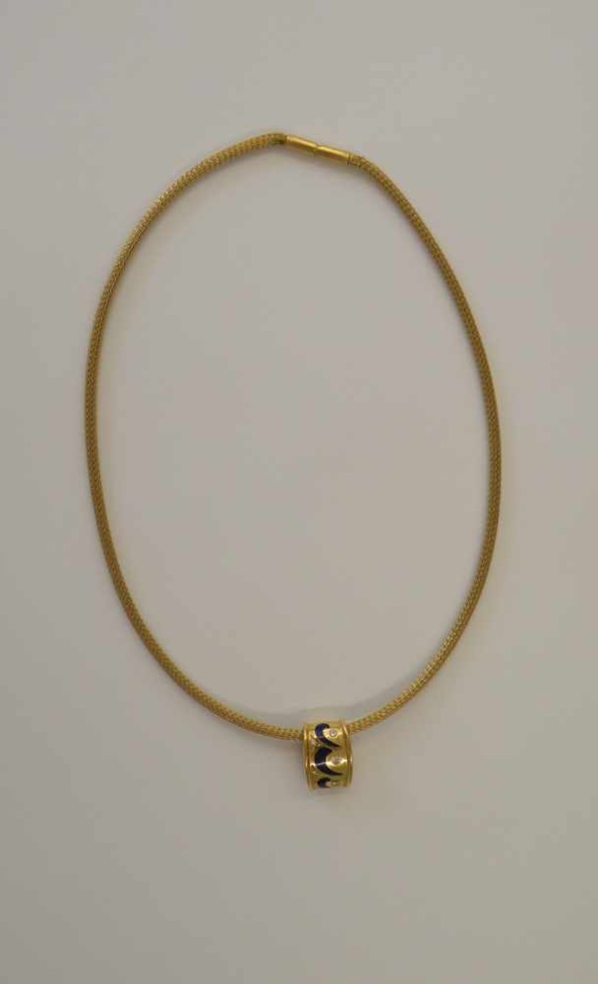 Collier 750 Gelbgold, Anhänger besetzt mit 5 Brillanten, teils Emaille, Gesamtgewicht 21,5 g