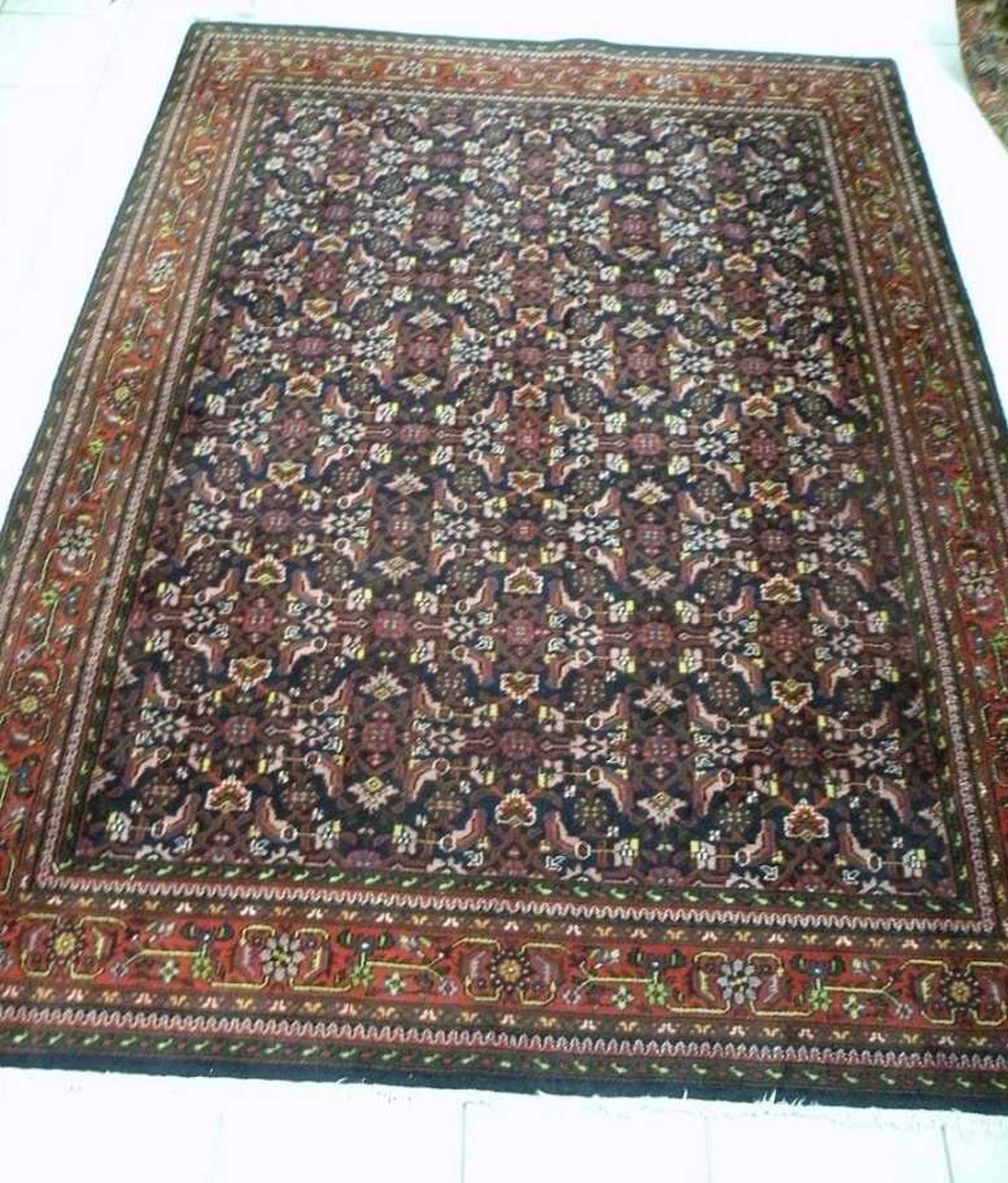 Handgeknüpfter Teppich mit interessantem Dekor, feine Knüpferei, 177x236 cm