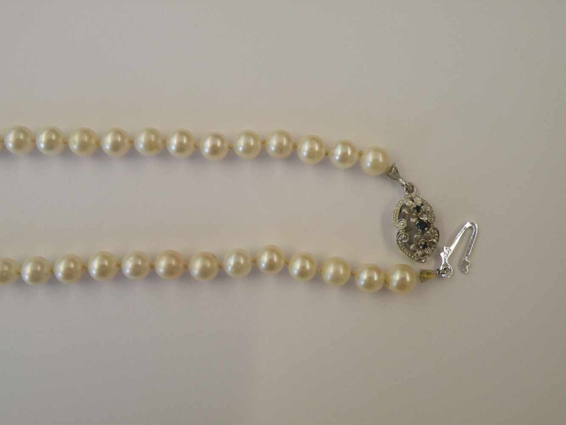 Perlenkette Verschluss 750 Weissgold, besetzt mit 3 kleinen Saphiren, ca. 43 cm lang - Bild 2 aus 2