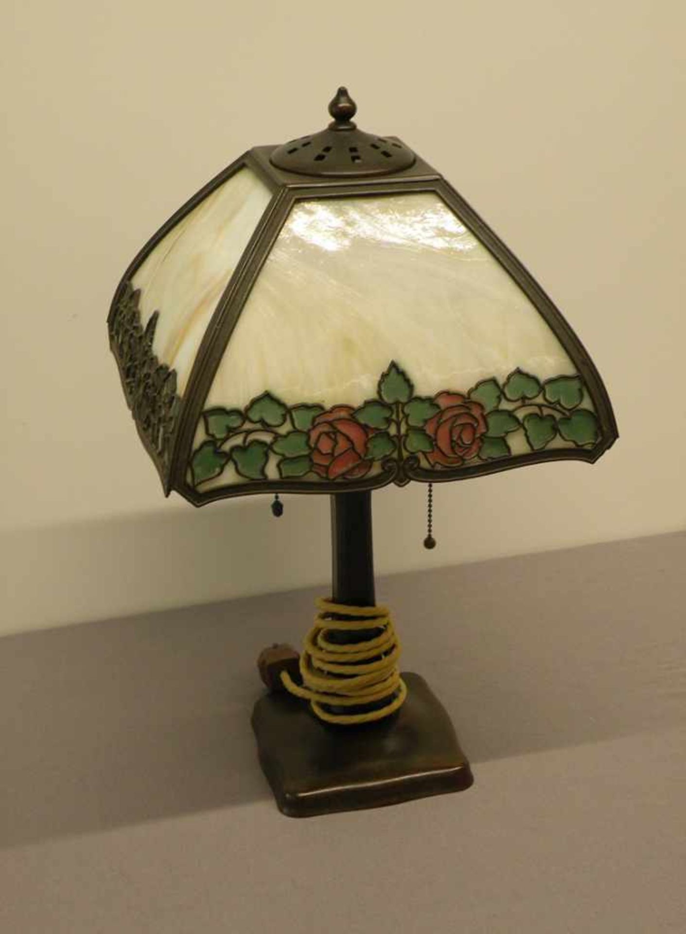 Jugendstil-Tischlampe, mit Bronzefuß und Glasschirm, sign. Handel Company, Meriden, Connecticut, USA