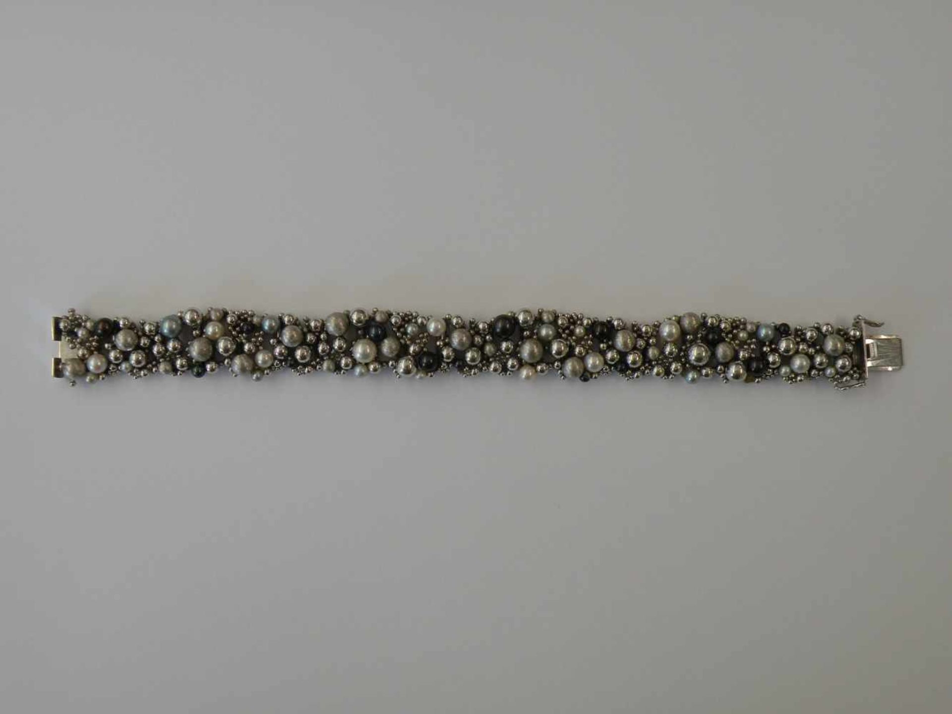 Weissgoldarmband 750 Gold, besetzt mit ca. 20 verschiedenen kleinen Perlen, Gesamtgewicht ca. 82 g