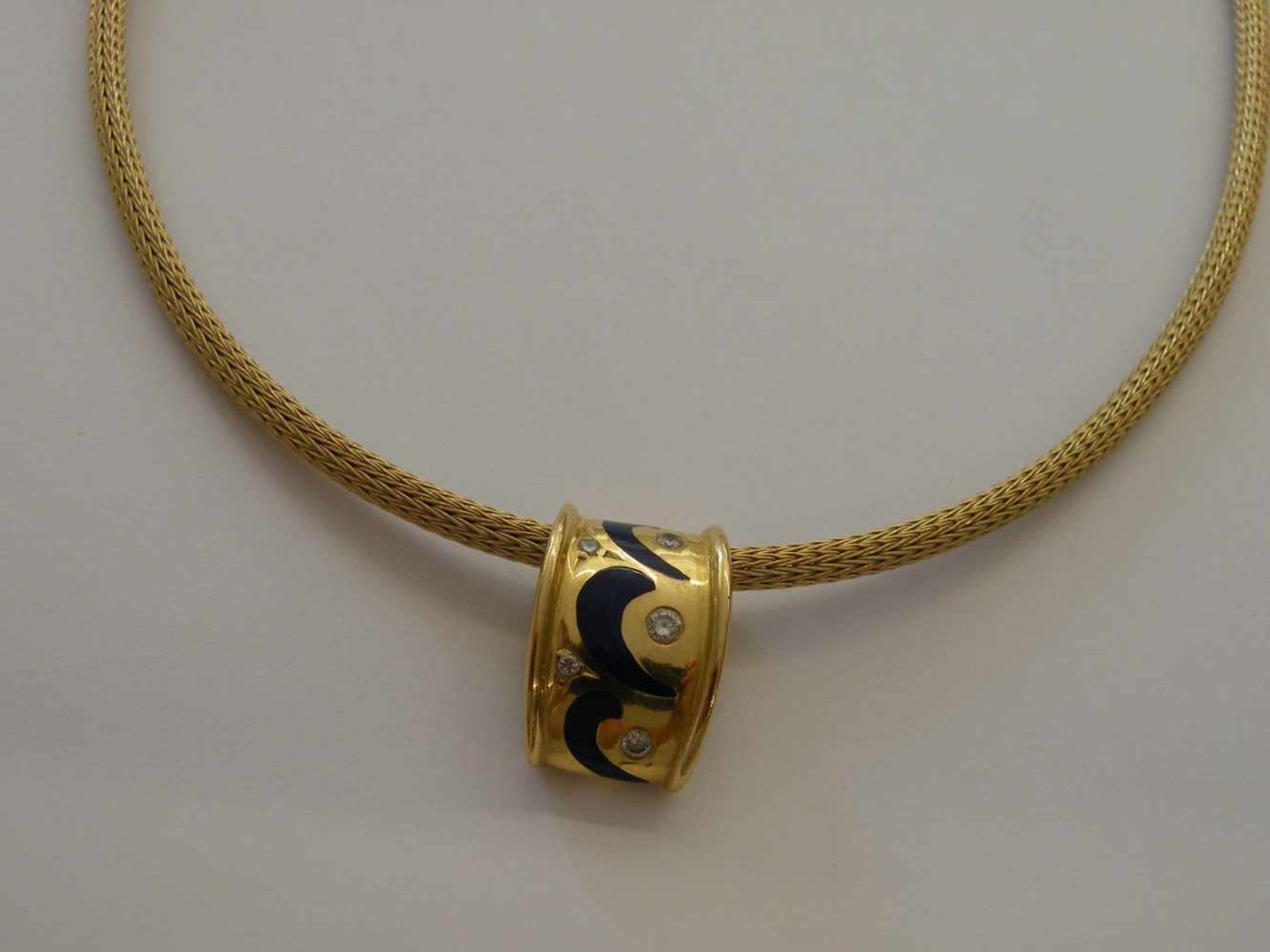 Collier 750 Gelbgold, Anhänger besetzt mit 5 Brillanten, teils Emaille, Gesamtgewicht 21,5 g - Bild 2 aus 3