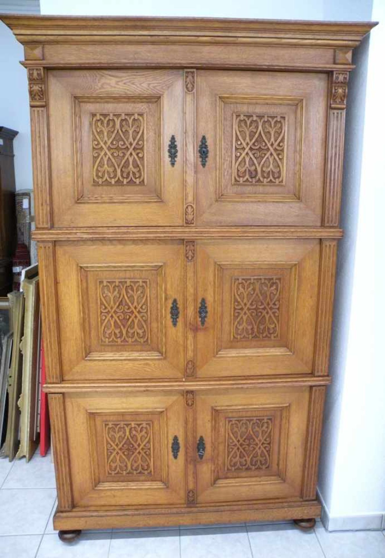 Brandschrank um 1900, Helleiche, geschnitzt, 3-teilig, 122 cm breit, 205 cm hoch