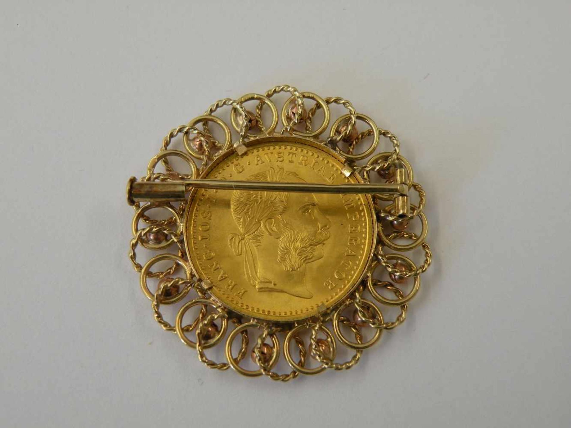 Brosche mit Goldmünze, Fassung 585 Gold, Münze 900 Gold, Gesamtgewicht ca. 8 g - Bild 2 aus 2