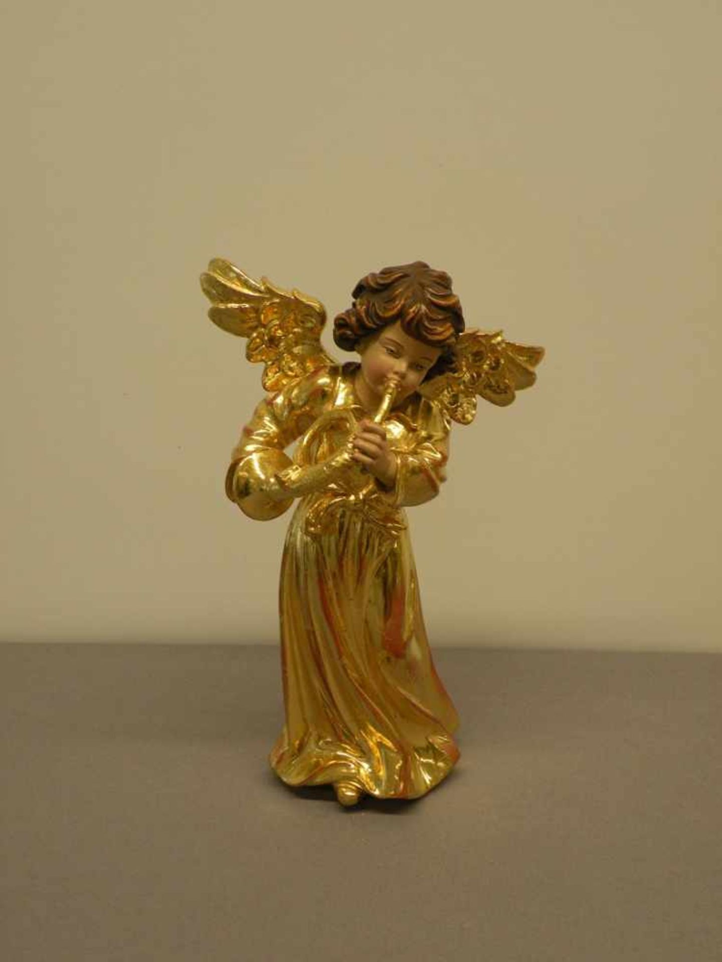 Musizierender Engel, Holz geschnitzt, vergoldet mit Blattgold, 30 cm hoch