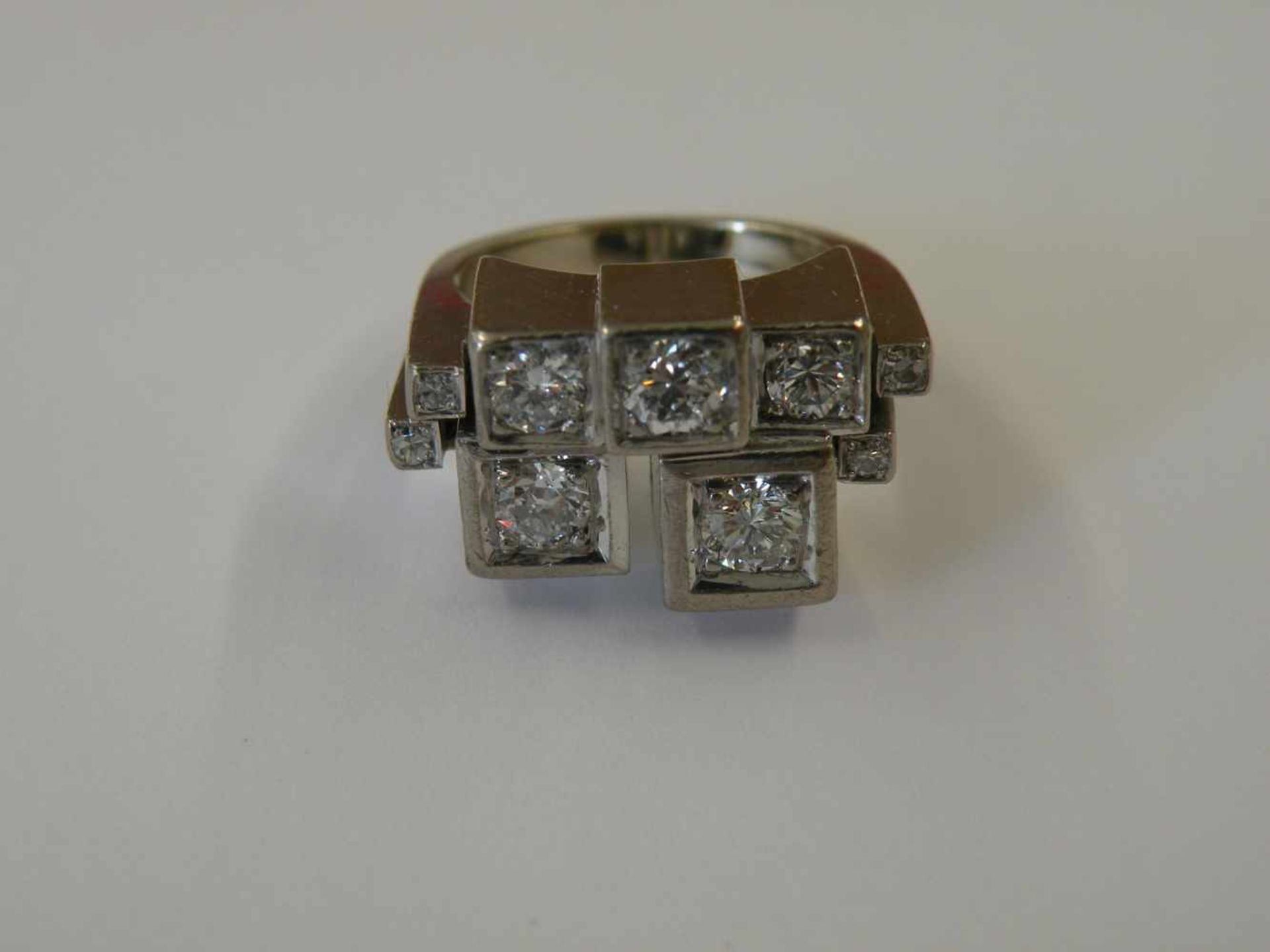 Damenring besetzt mit 9 Diamanten, 750 Weissgold, ca. 15,5 g, gesamt ca. 1,2 ct