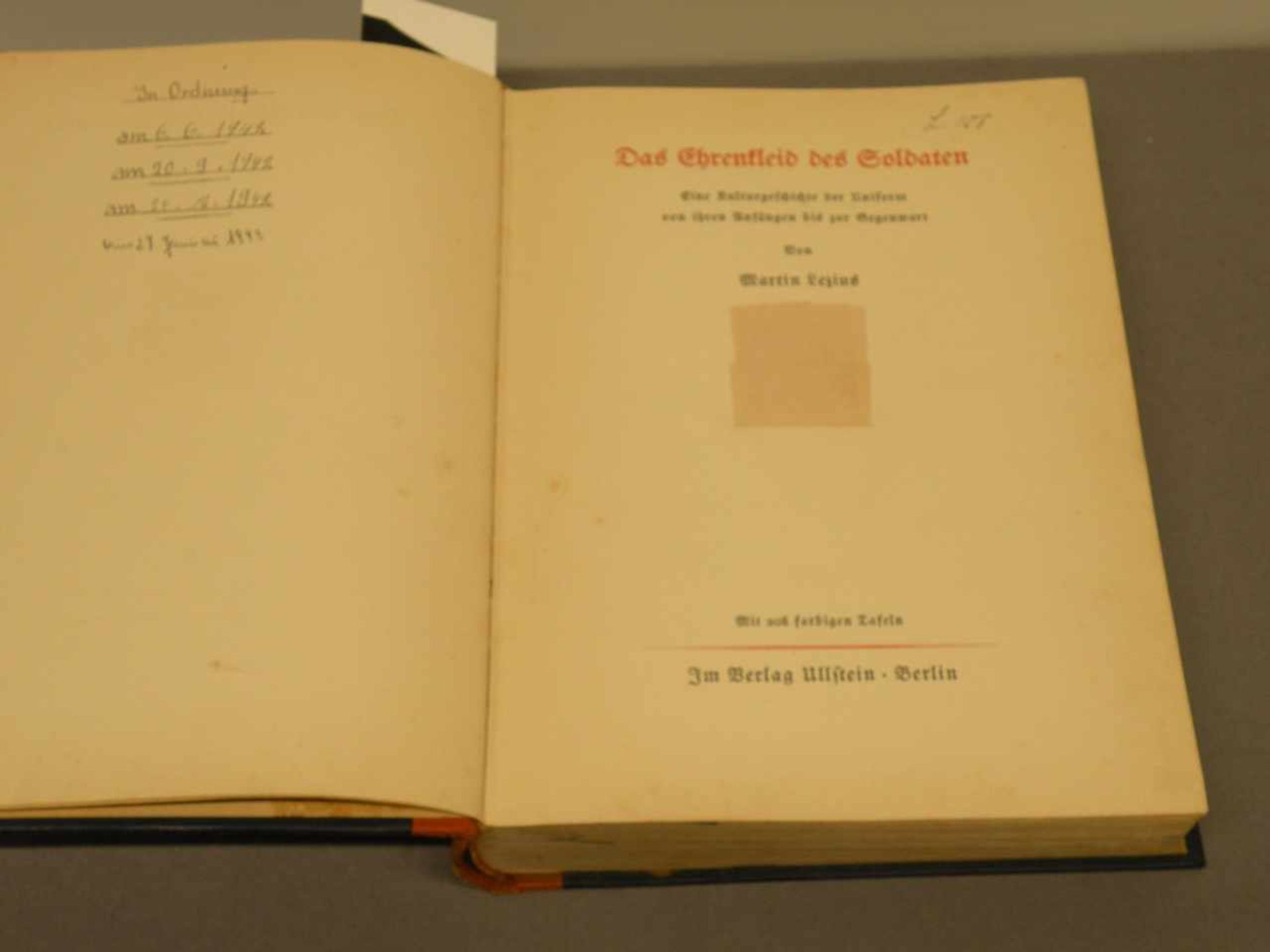 Buch "Das Ehrenkleid des Soldaten", illustriert, Verlag Ullstein, Berlin, 1936, fleckig
