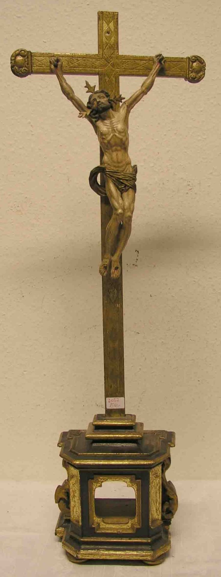 Standkruzifix. 19. Jh. Holzgestell, Christuskorpus geschnitzt, farbig gefasst. Gesamthöhe:<