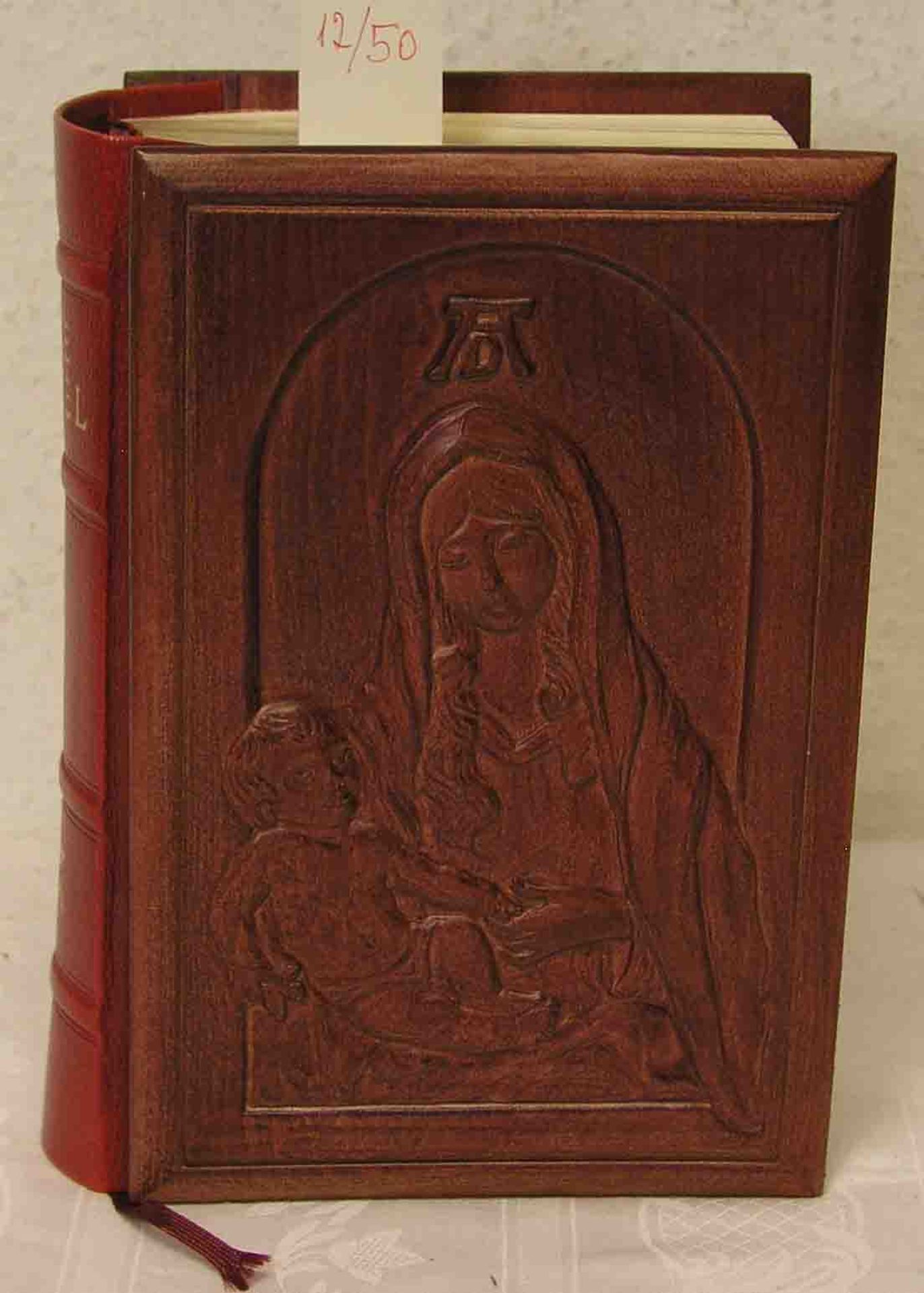 "Die Dürer-Bibel" mit dem geschnitzten Motiv in massivem Buchenholz - Maria mit dem Kind.<