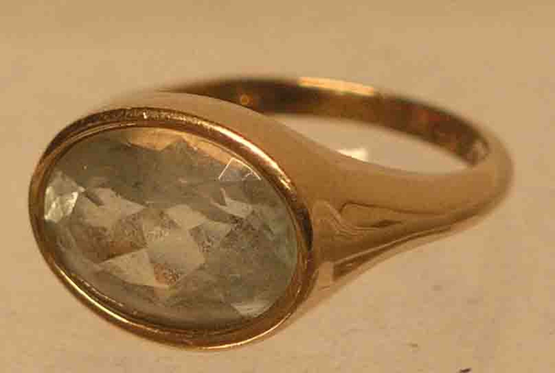 Damenring. 375er Gold. Ovaler Ringkopf mit facettiertem, zartblauem Stein. RG 57, 7,7