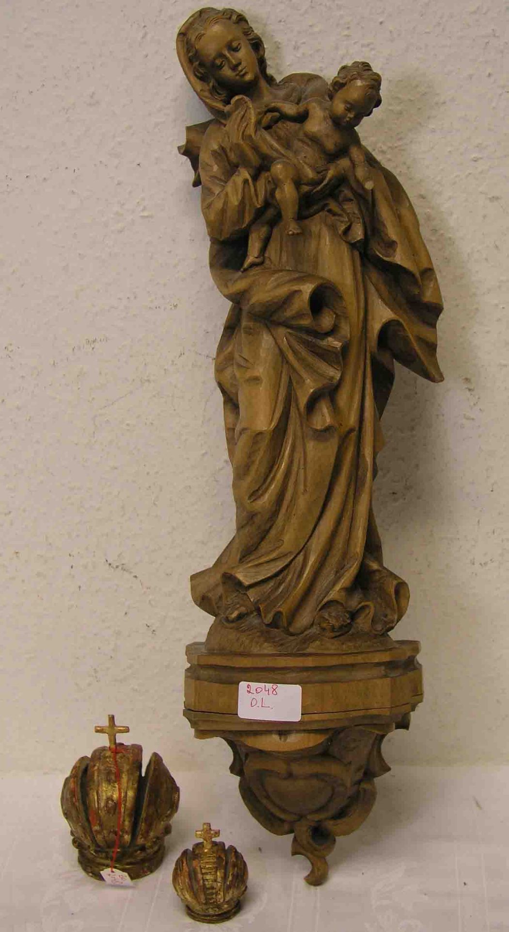 Madonna mit Kind. Holz geschnitzt, auf Sockel montiert. Gesamthöhe: 54cm; Hand beschädigt.<b