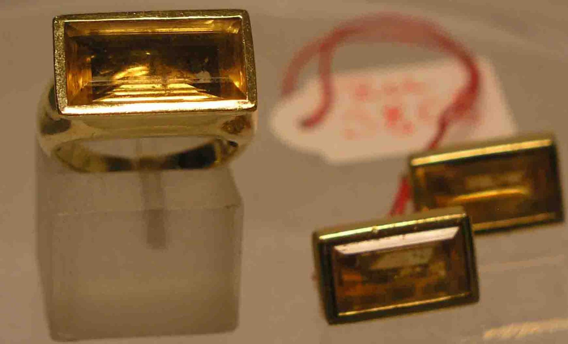 Ring. Gelbgold 18 kt. mit Citrin. Ringgröße: 54, 13,3 Gramm. Dazu passende Ohrstecker,<b