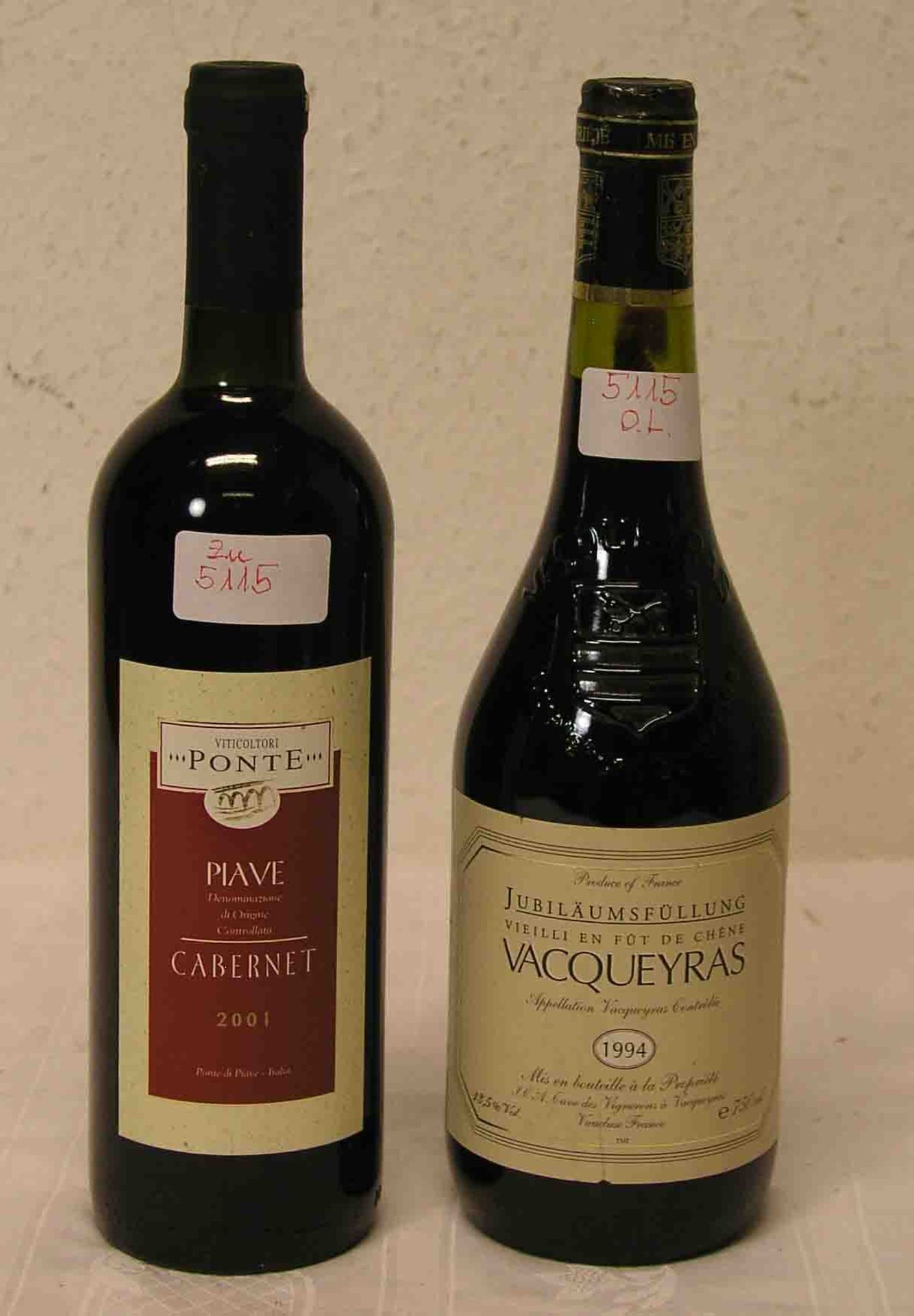 Zwei Flaschen Rotwein. Dabei: Vacqueyros, Jubiläumsfüllung, 1994 und Piave, Cabernet 2001,<b