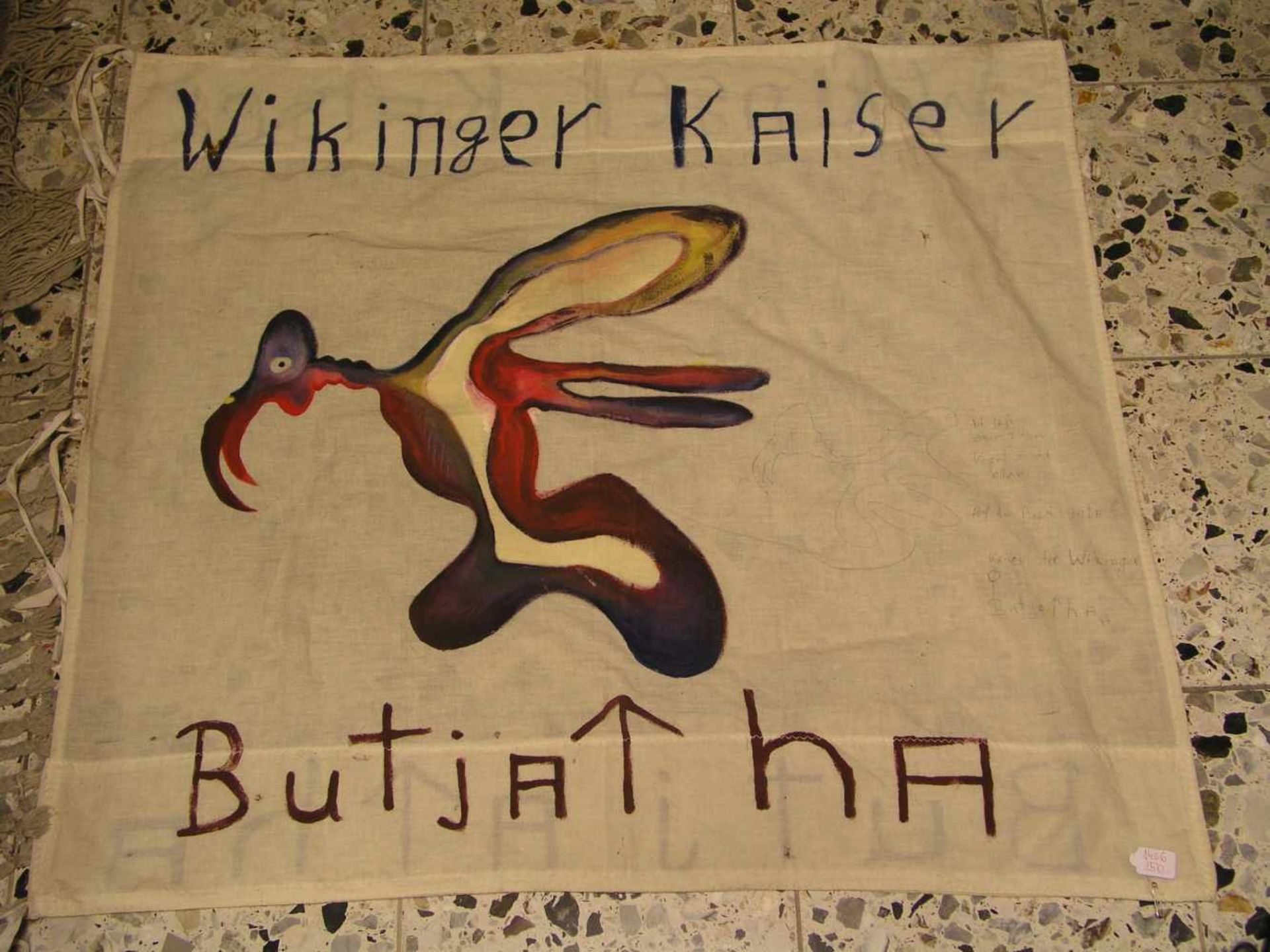 "Wikinger Kaiser Butjatha". Kunstobjekt Dokumenta Kassel, 1977. Bemalter Stoff, betitelt